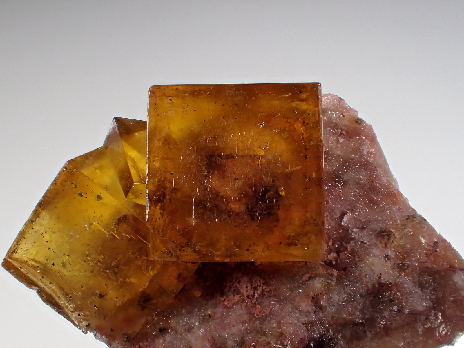Fluorite, Chalcopyrite
40mm x 35mm x 40mm
(Autor: Don Lum)