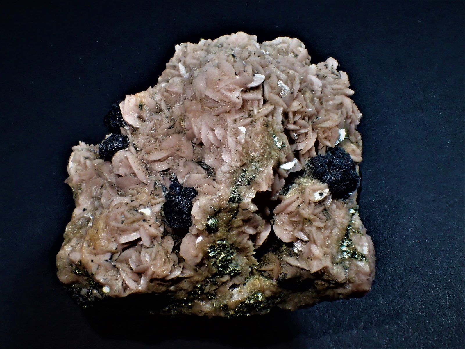 Rhodochrosite, Sphalerite, Pyrite
61 mm x 60 mm x 41 mm
(Autor: Don Lum)