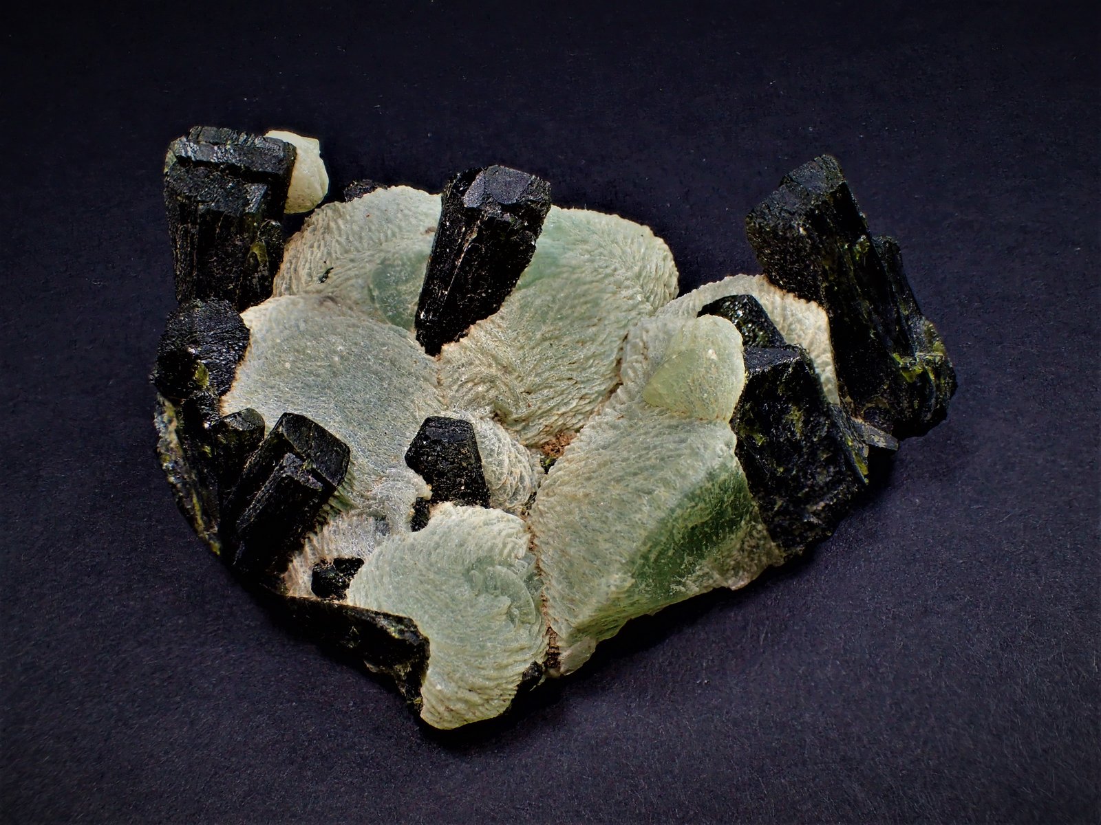 Prehnite, Epidote
68 mm x 55 mm x 30 mm
(Autor: Don Lum)