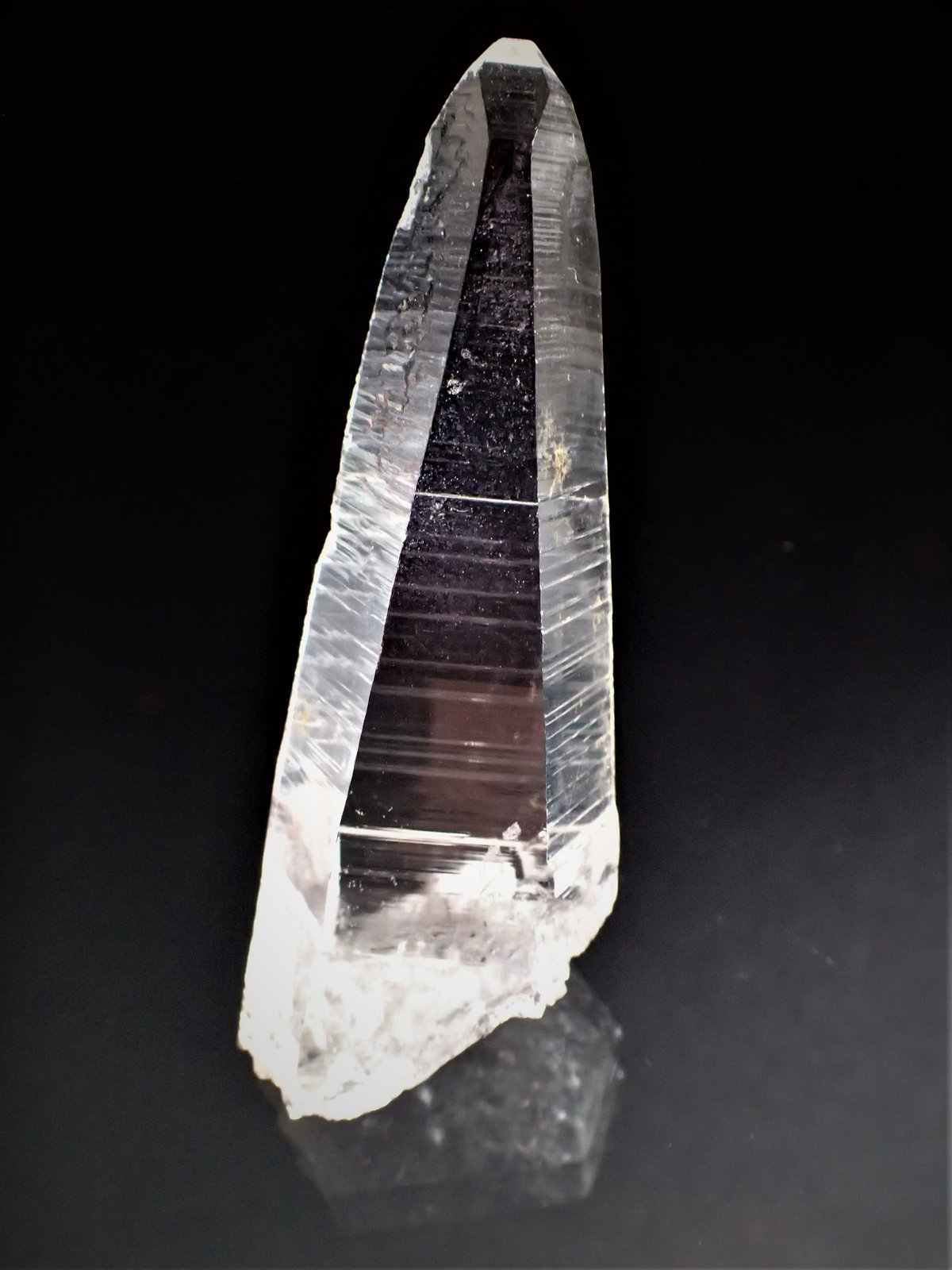 Quartz (variety tessin habit)
72 mm x 30 mm x 23 mm
(Autor: Don Lum)