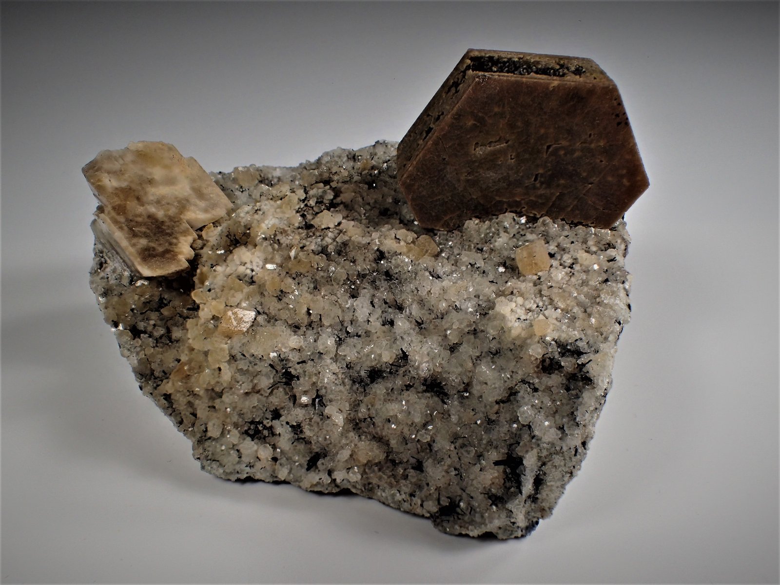 Bastnäsite-(Ce), Parisite, Riebeckite, Quartz
100 mm x 70 mm x 60 mm
(Autor: Don Lum)