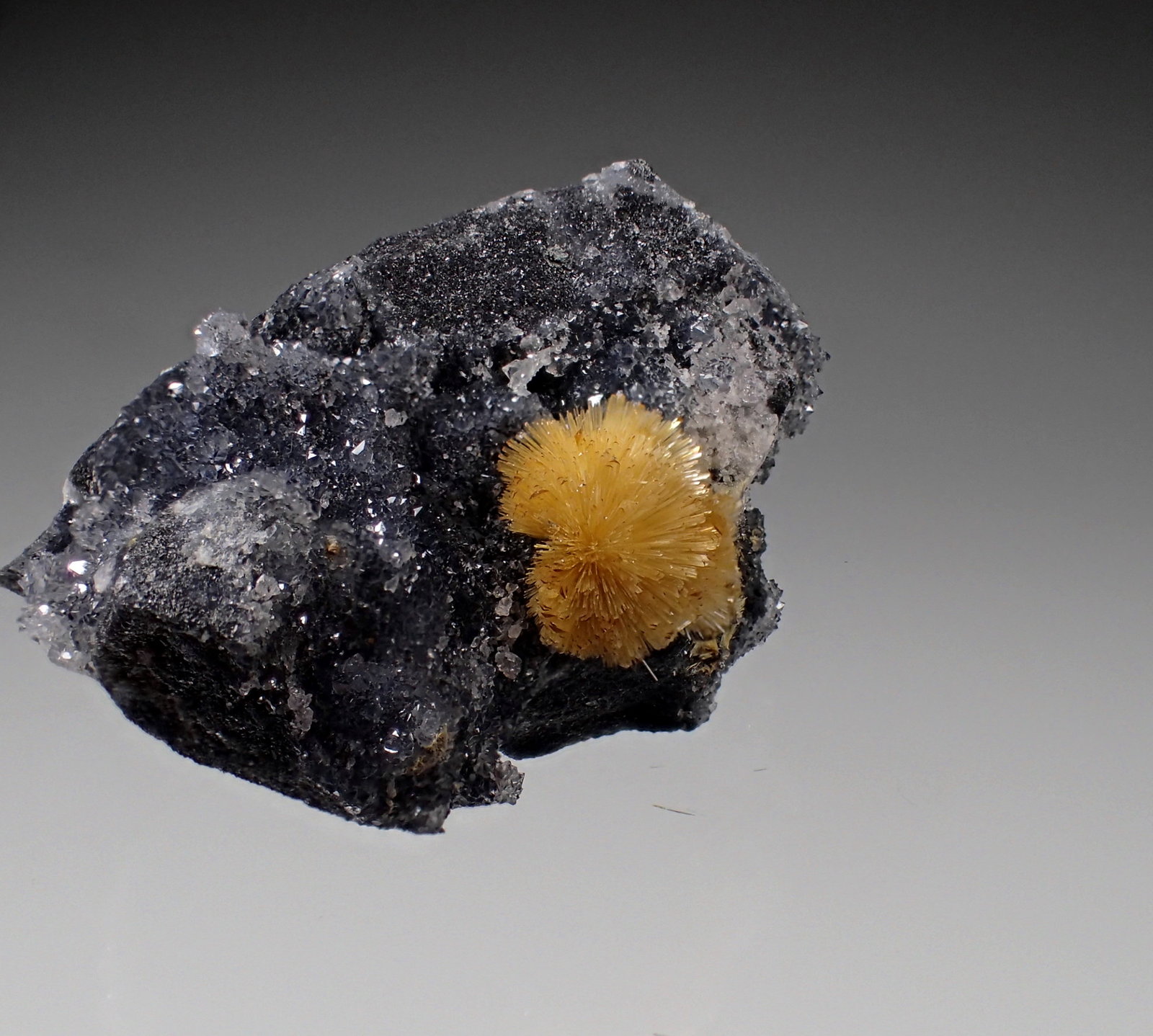 Valentinite
35mm x 28mm x 17mm
(Autor: Don Lum)