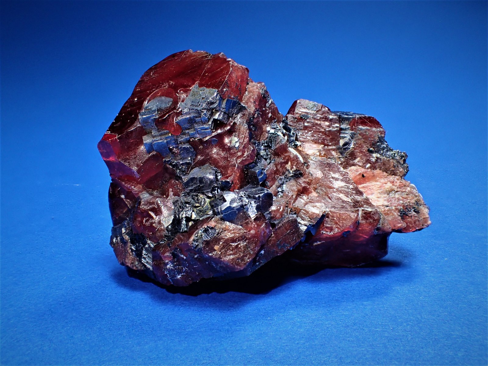 Pyroxmangite
47.5 mm x 31.5 mm x 21.1 mm
(Autor: Don Lum)