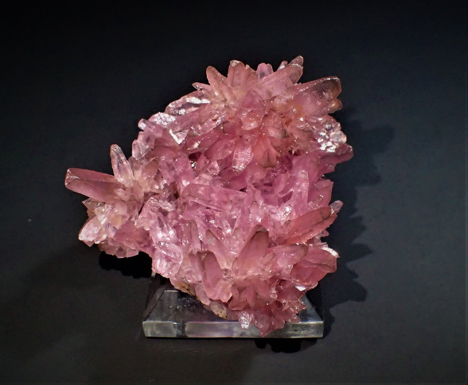 Calcite (variety cobaltoan calcite)
46 mm x 40 mm x 30 mm
(Autor: Don Lum)
