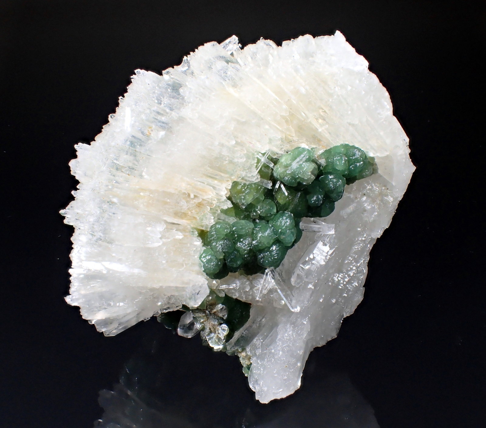 Cookeite, Quartz
42mm x 37mm x 22mm
(Autor: Don Lum)