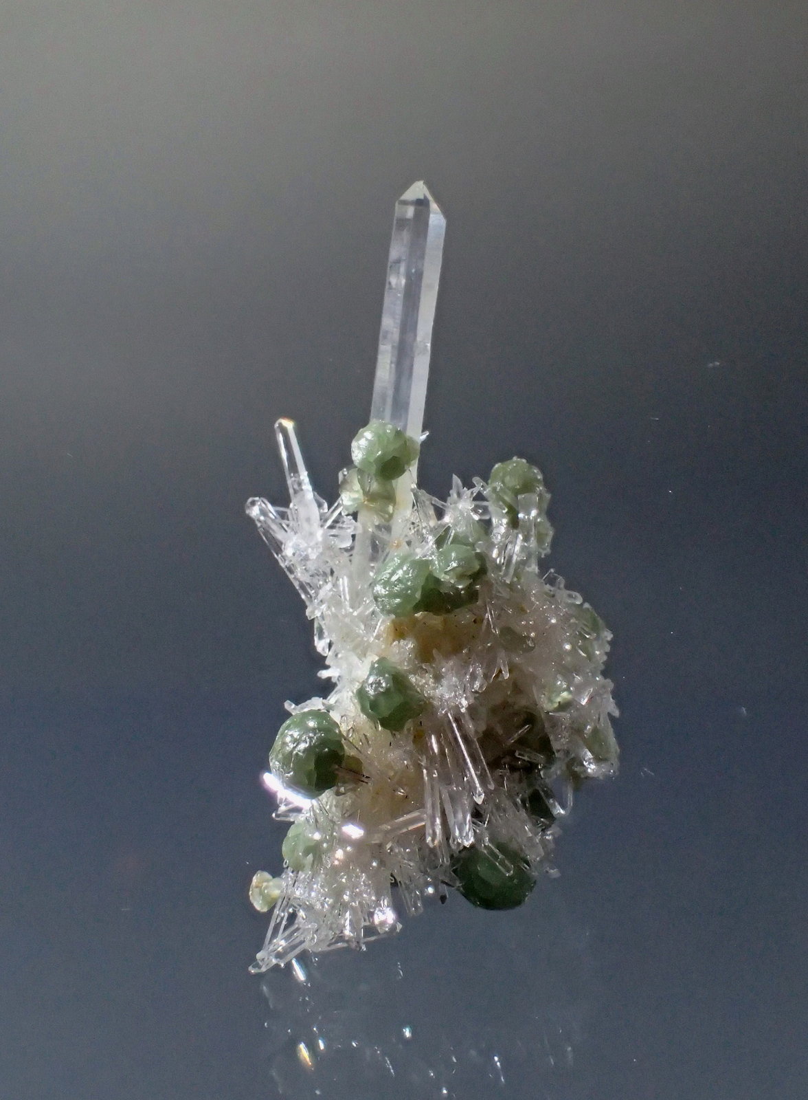 Cookeite, Quartz
37mm x 22mm x 13mm
(Autor: Don Lum)