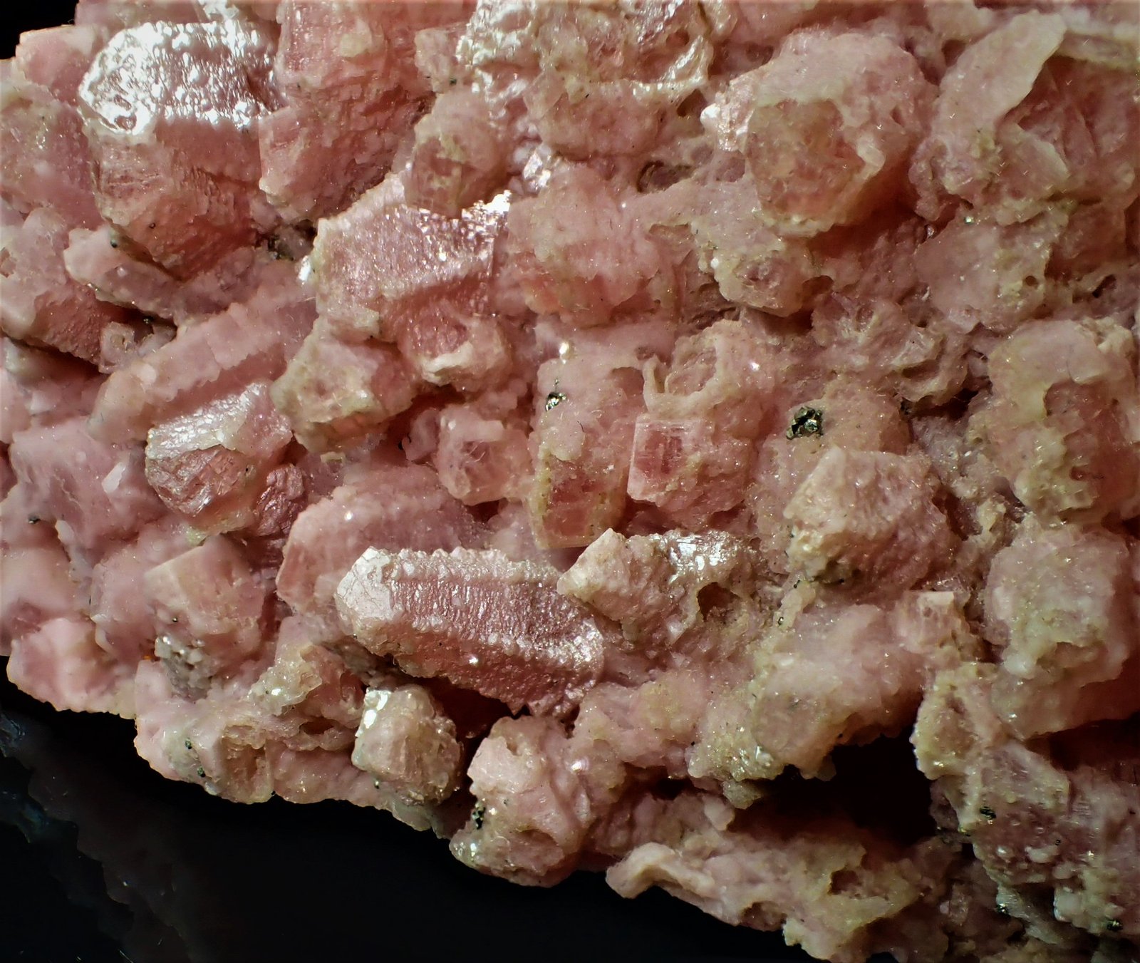 Rhodochrosite, Pyrite
90 mm x 52 mm x 34 mm
(Autor: Don Lum)