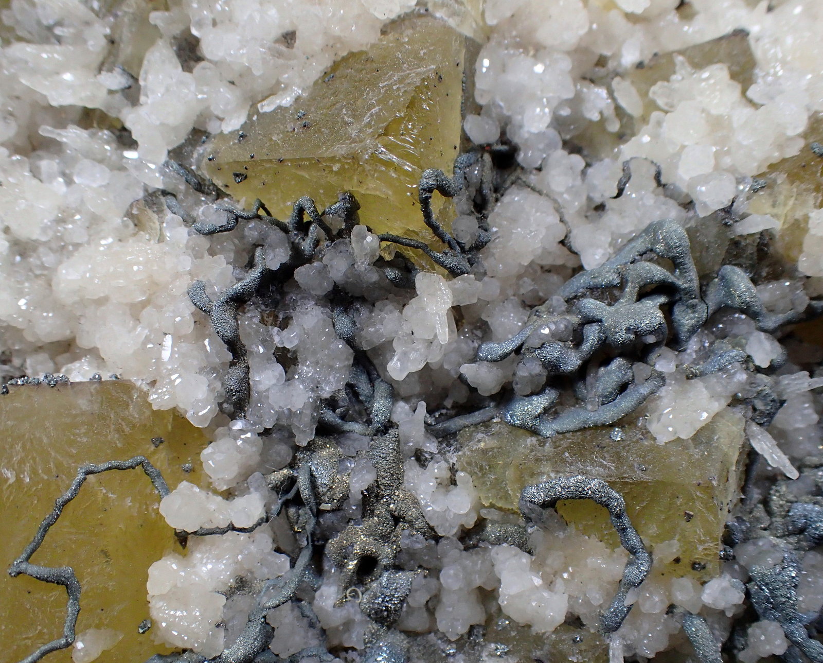 Fluorite, Calcite, Marcasite
220mm x 185mm x 47mm
(Autor: Don Lum)