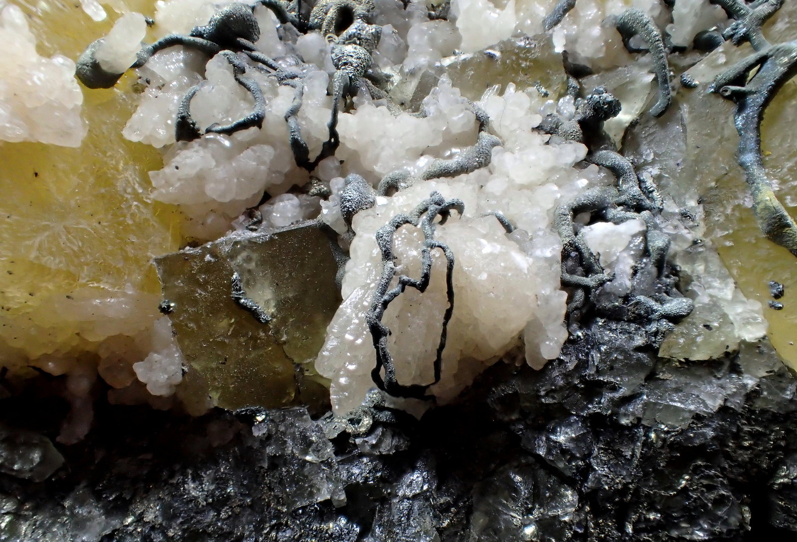Fluorite, Calcite, Marcasite
220mm x 185mm x 47mm
(Autor: Don Lum)