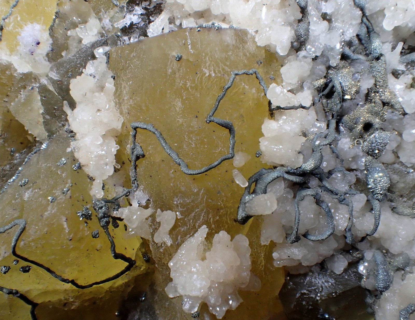 Fluorite, Calcite, Marcasite
220mm x 185mm x 47mm
(Autor: Don Lum)