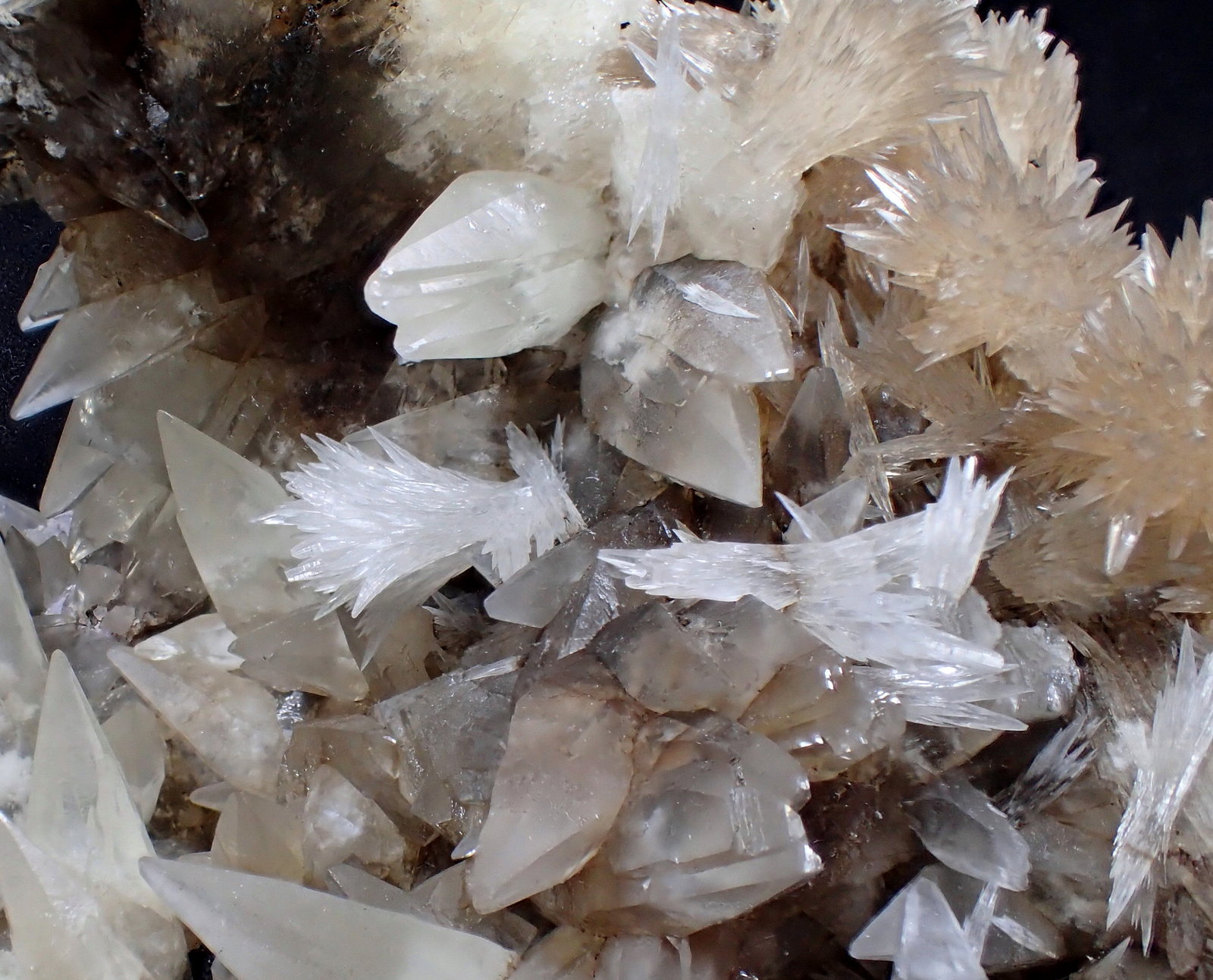Strontianite, Calcite
125mm x 100mm x 75mm
(Autor: Don Lum)