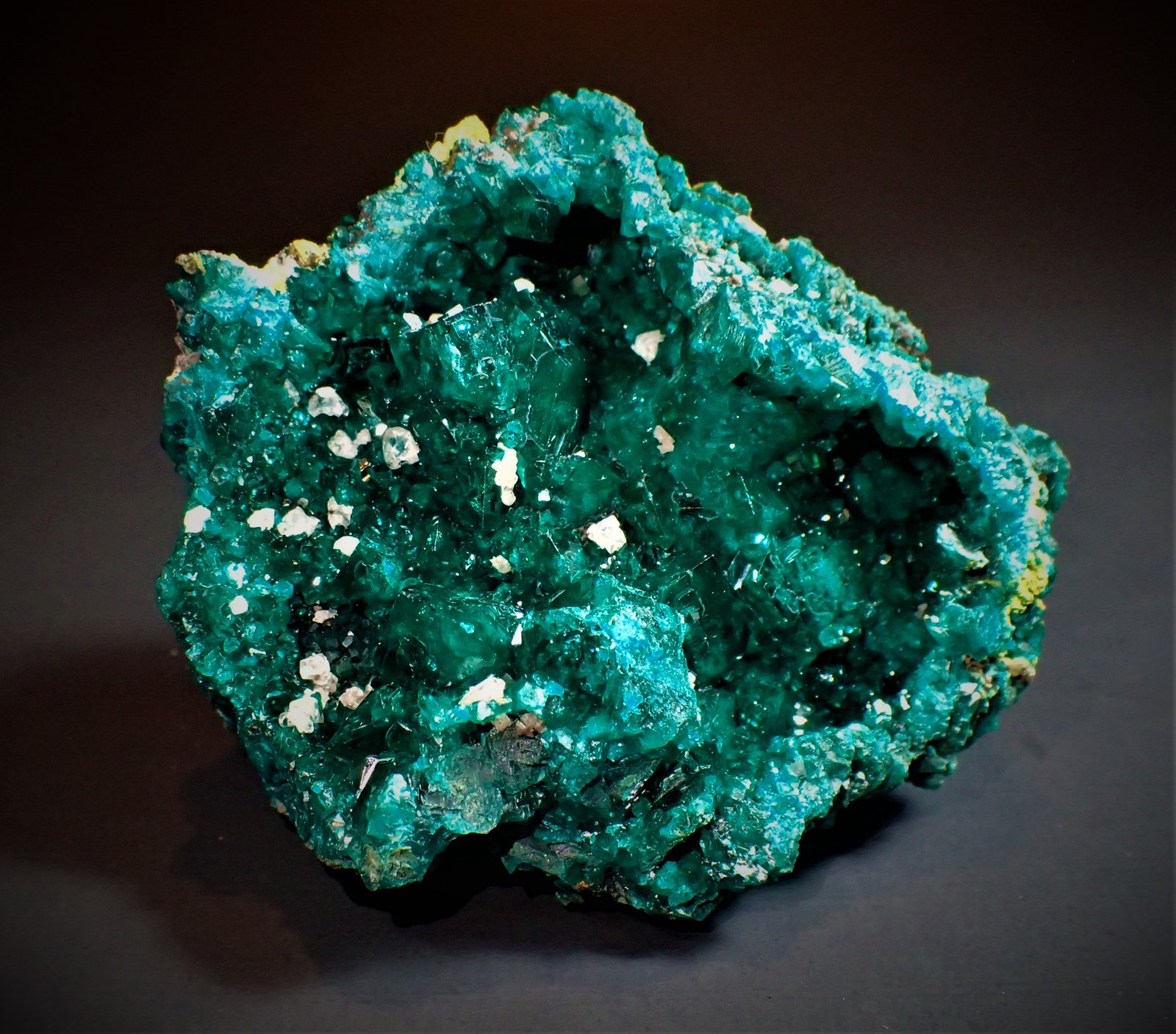 Dioptase, Calcite
76 mm x 71 mm x 40 mm
(Autor: Don Lum)