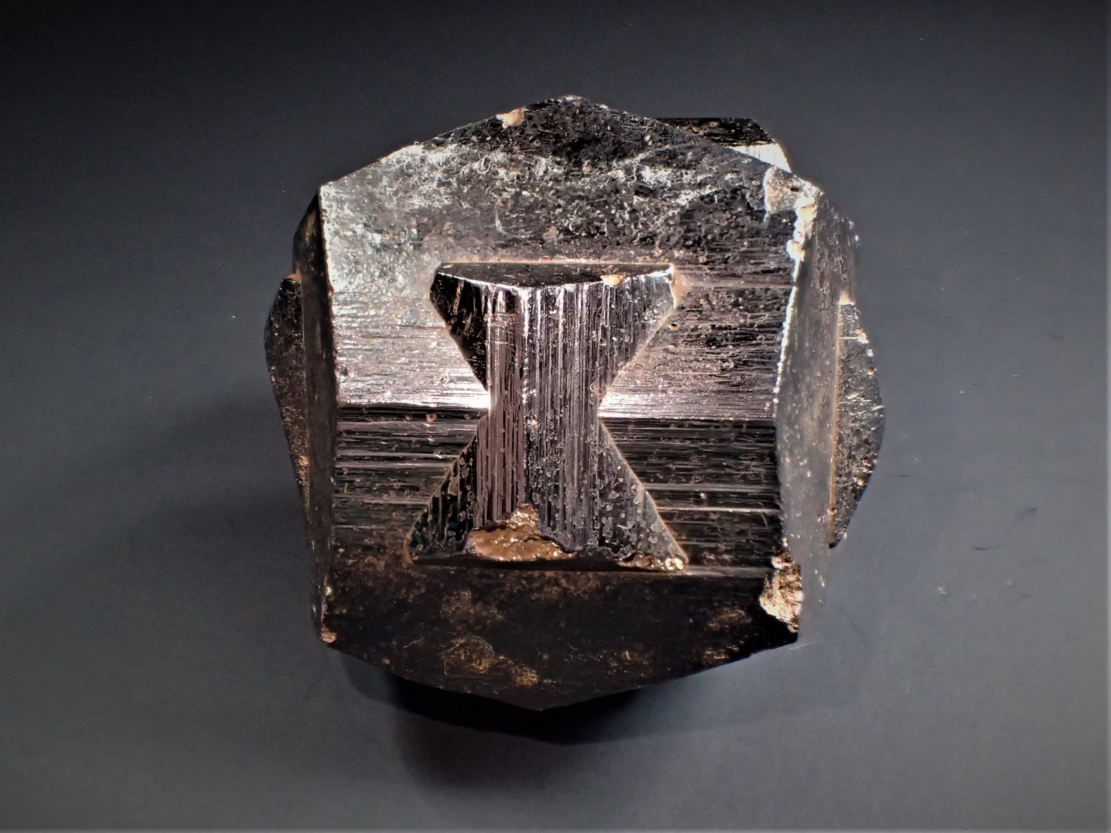 Pyrite (variety Iron Cross twin crystal), Goethite, Limonite
59 mm x 58 mm x 57 mm
(Autor: Don Lum)
