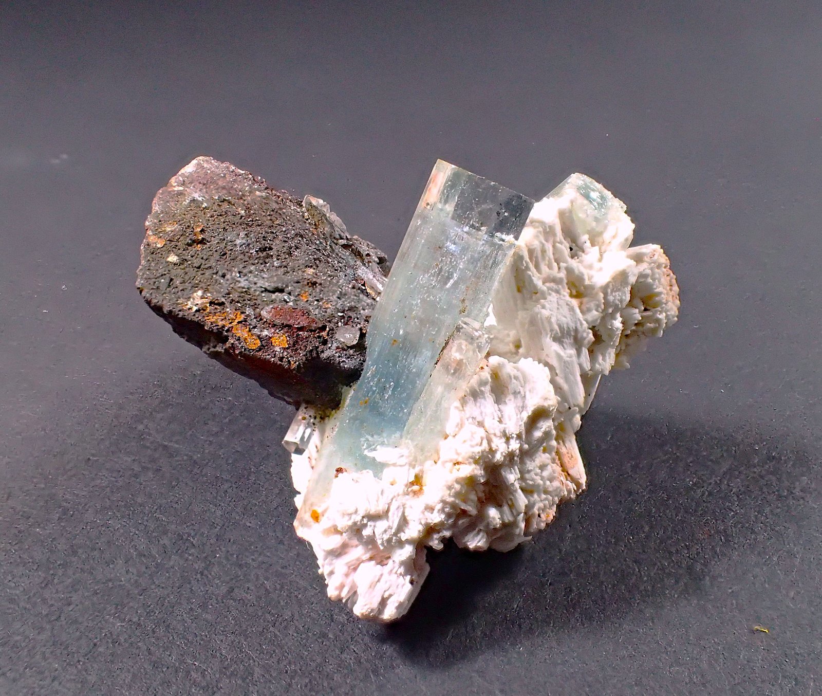 Siderite, Aquamarine, Feldspar
35 mm x 32 mm x 28 mm
(Autor: Don Lum)
