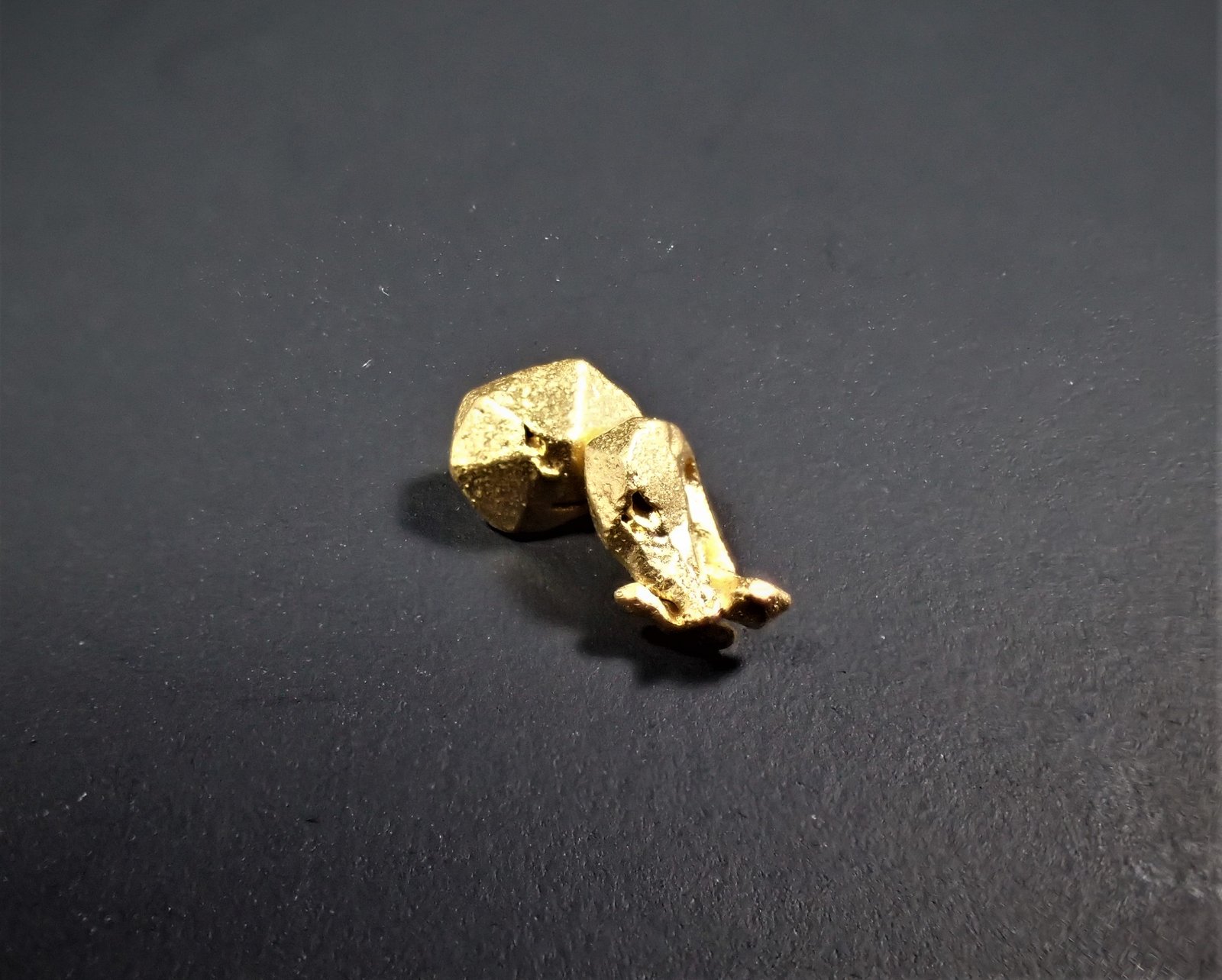 Gold
10 mm x 5 mm
(Autor: Don Lum)