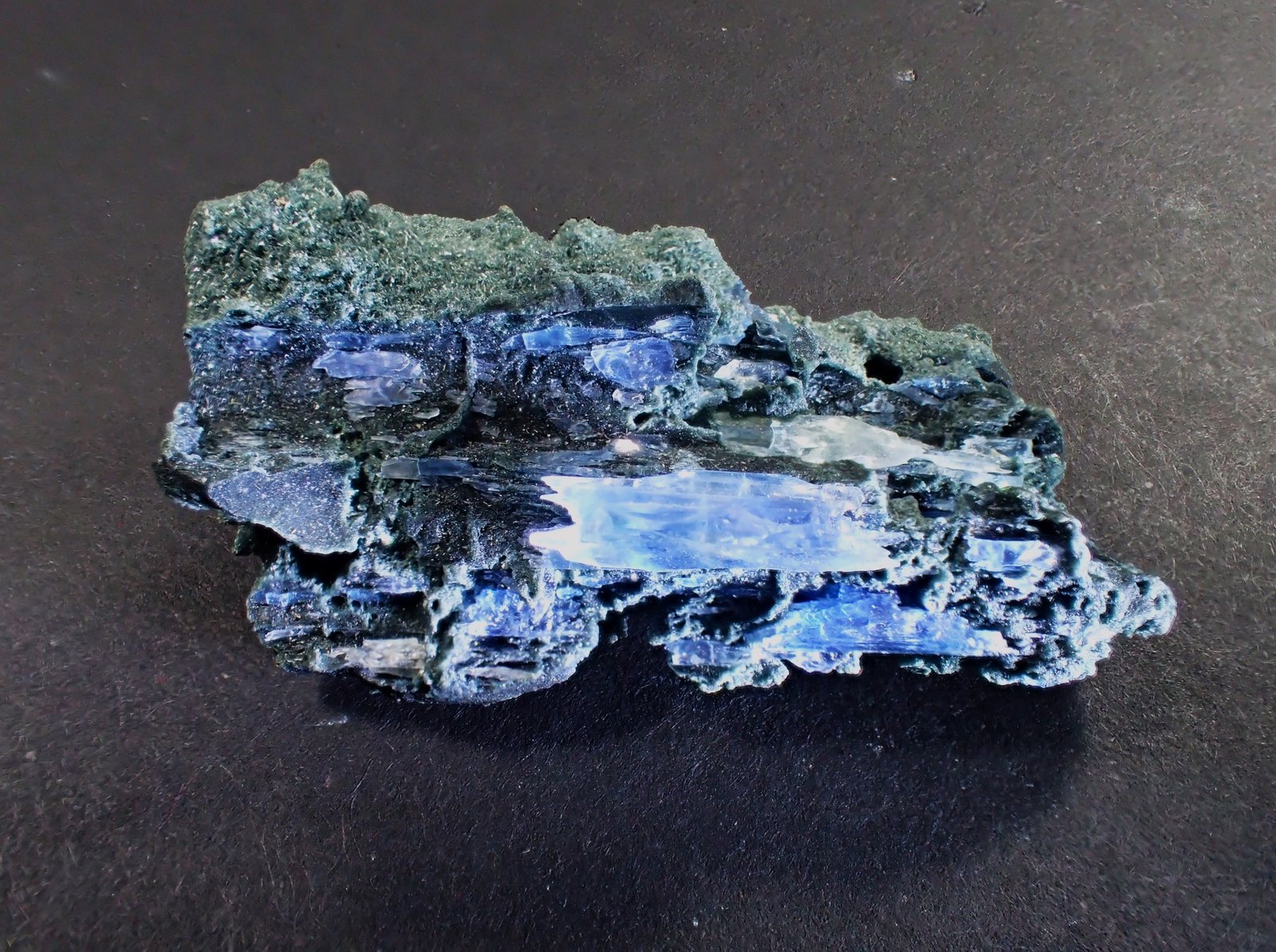 Jeremejevite, Schorl
44 mm x 21 mm x  20 mm
(Autor: Don Lum)