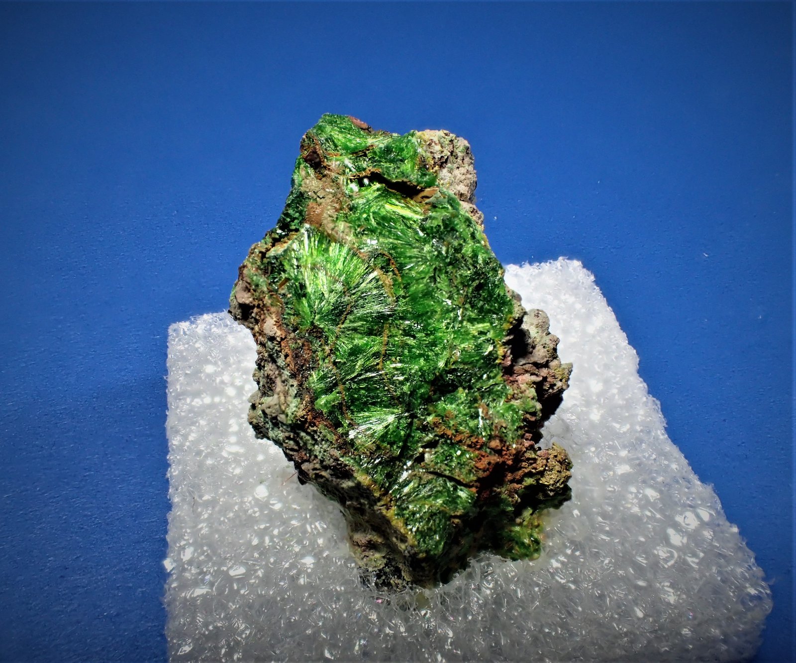 Cuprosklodowskite
28 mm x 19 mm x 18 mm
(Autor: Don Lum)