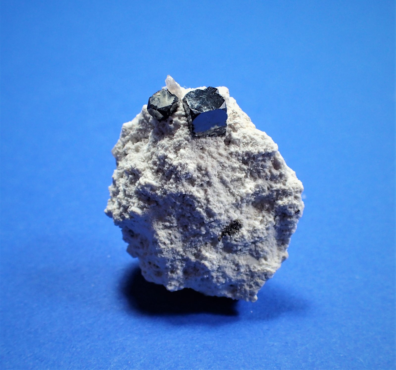 Bixbyite
31 mm x 22 mm x 9 mm
(Autor: Don Lum)