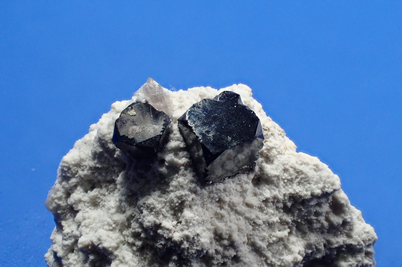 Bixbyite
31 mm x 22 mm x 9 mm
(Autor: Don Lum)