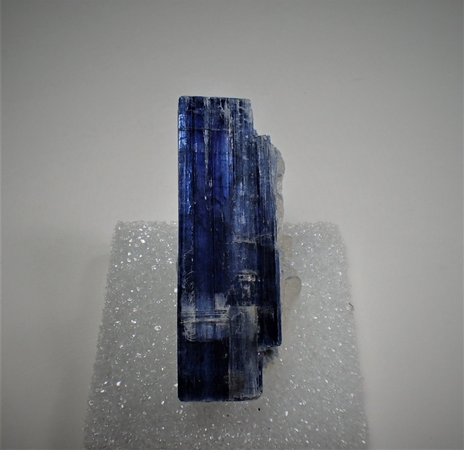 Kyanite, Quartz
53 mm x 37 mm x 23 mm
(Autor: Don Lum)