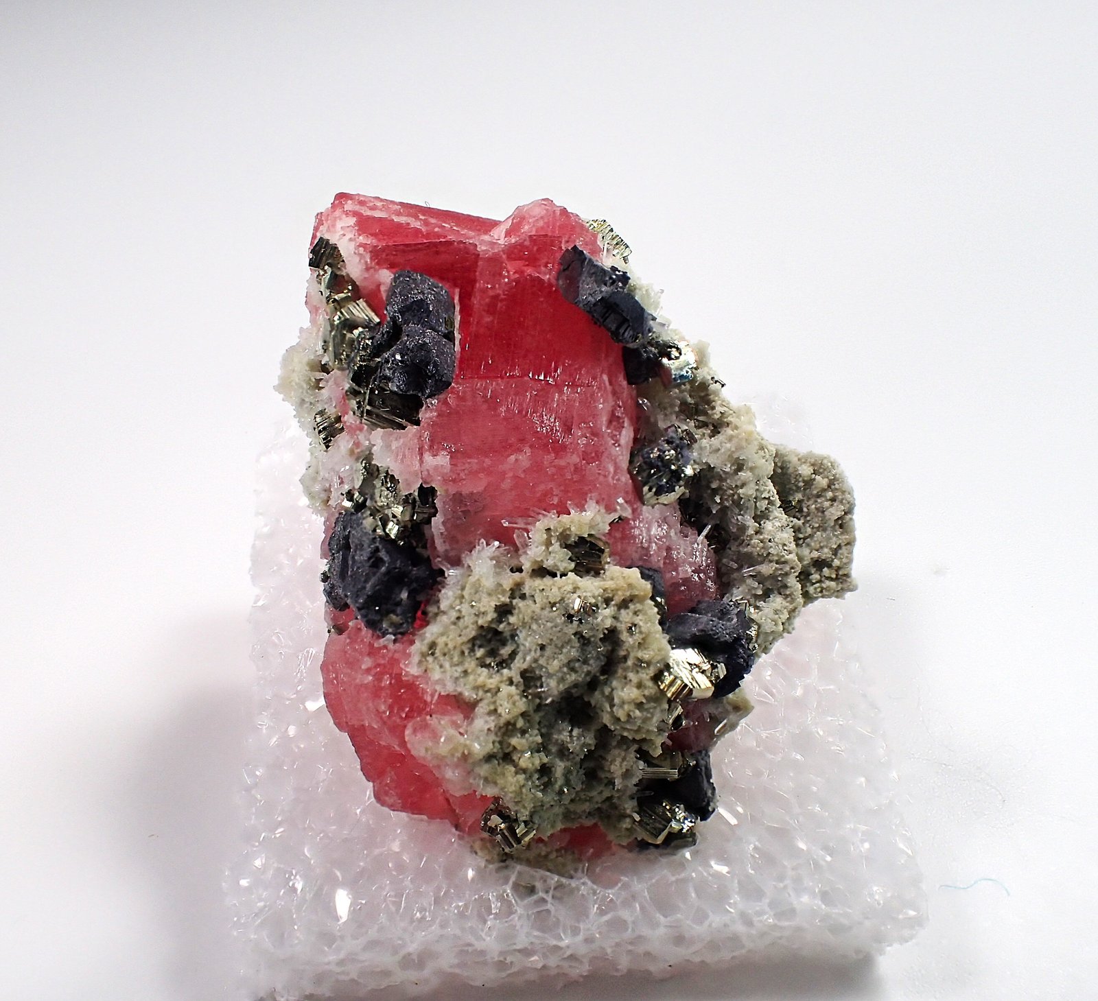 Rhodochrosite, Galena, Pyrite, Quartz
32 mm x 27 mm x 17 mm
(Autor: Don Lum)