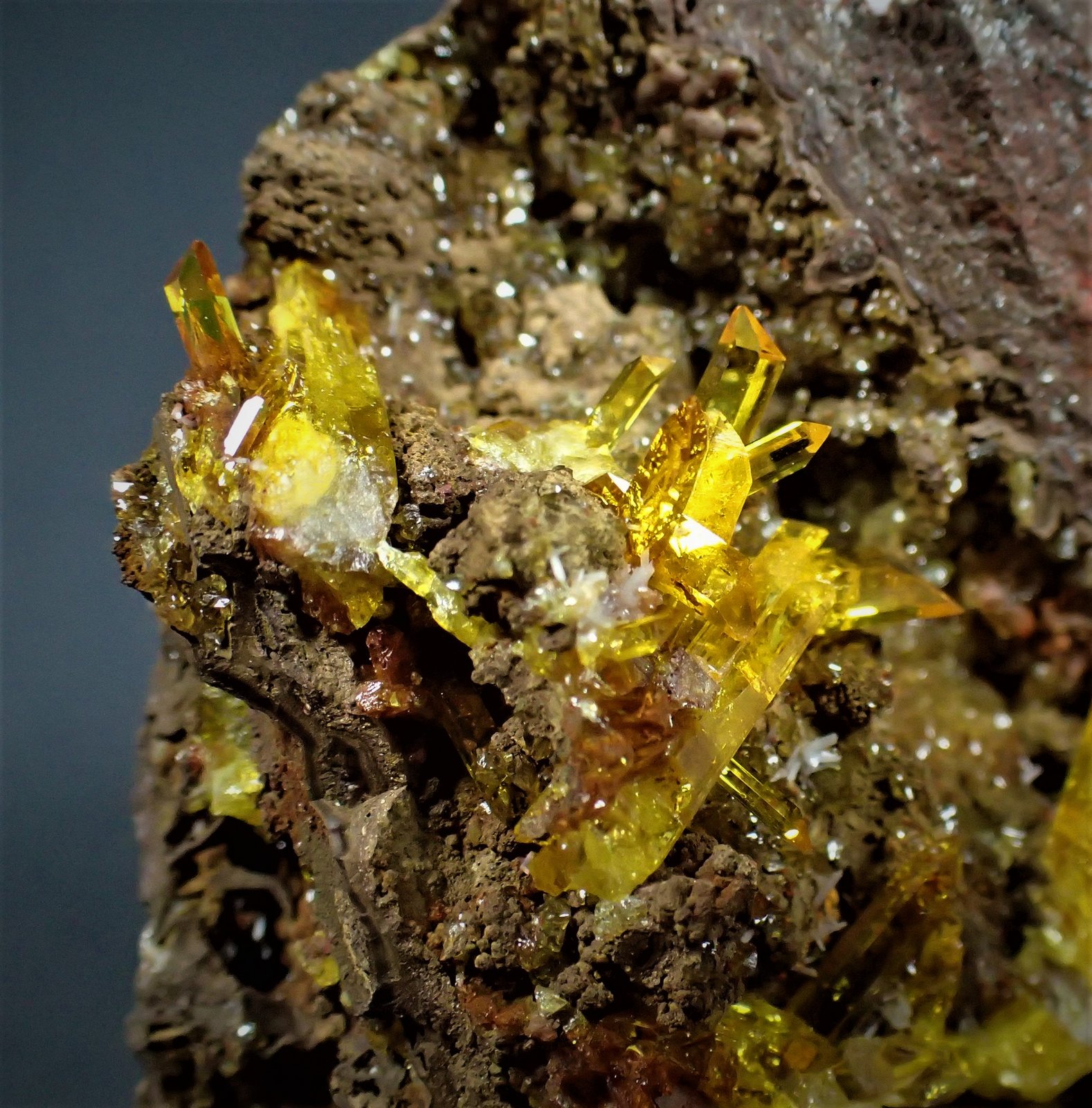Legrandite
60 mm x 60 mm x 43 mm
(Autor: Don Lum)