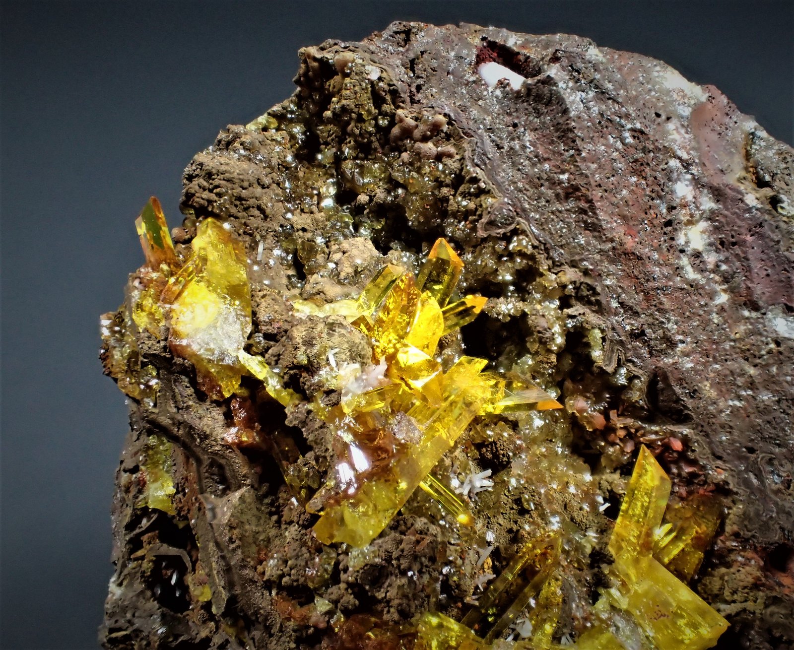 Legrandite, Smithsonite
60 mm x 60 mm x 43 mm
(Autor: Don Lum)