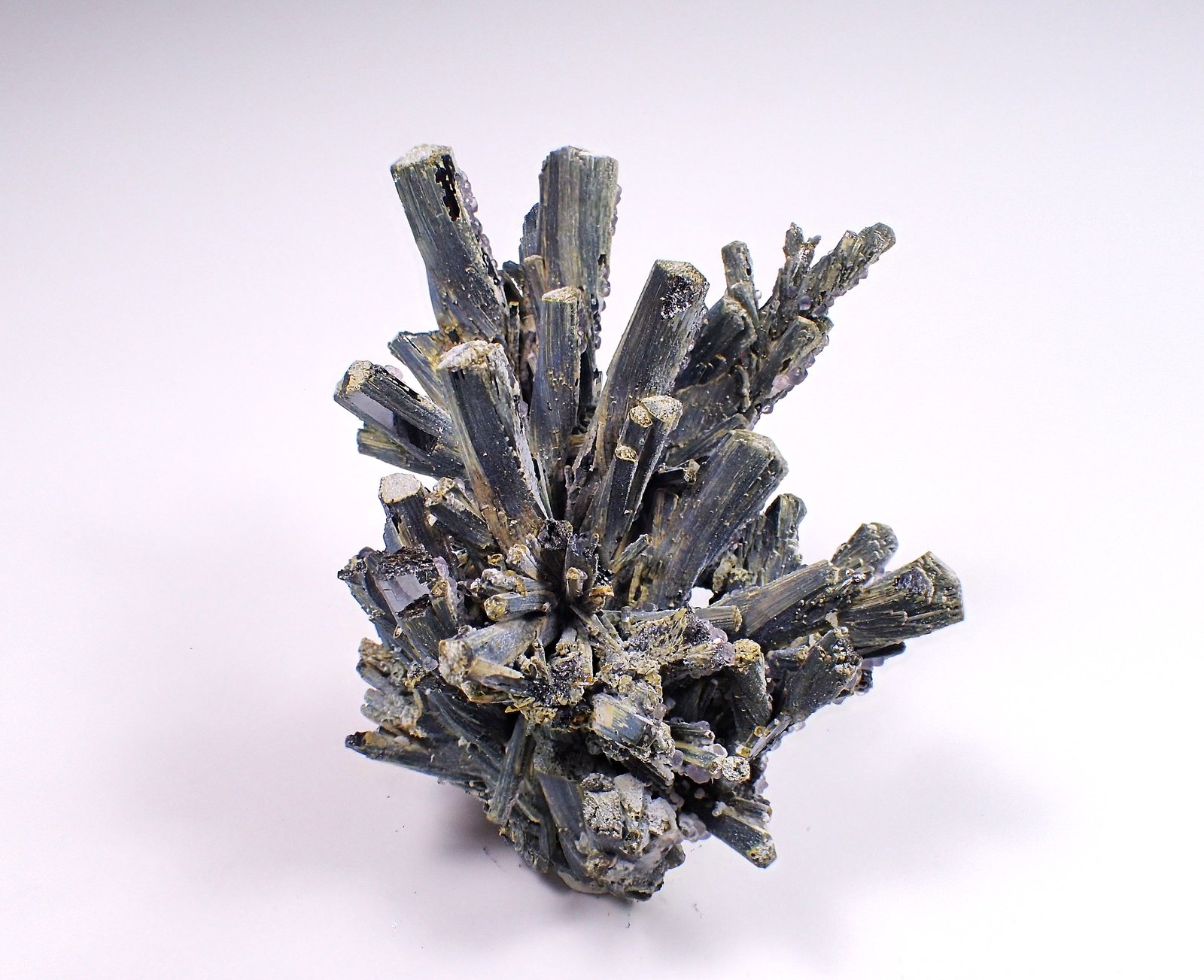 Stibnite, Fluorite
70 mm x 58 mm x 35 mm
(Autor: Don Lum)
