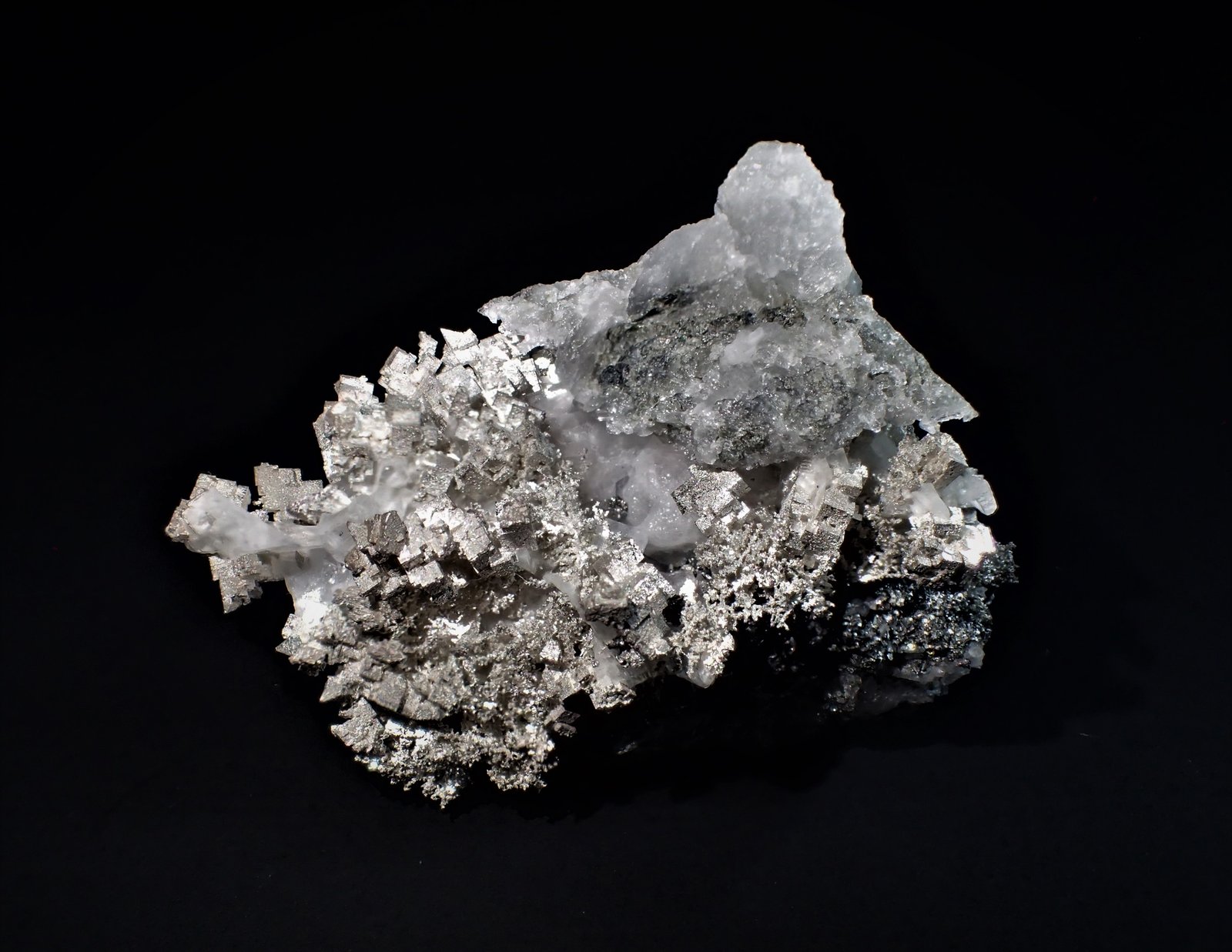 Silver, Calcite
43 mm x 35 mm x 23 mm
(Autor: Don Lum)