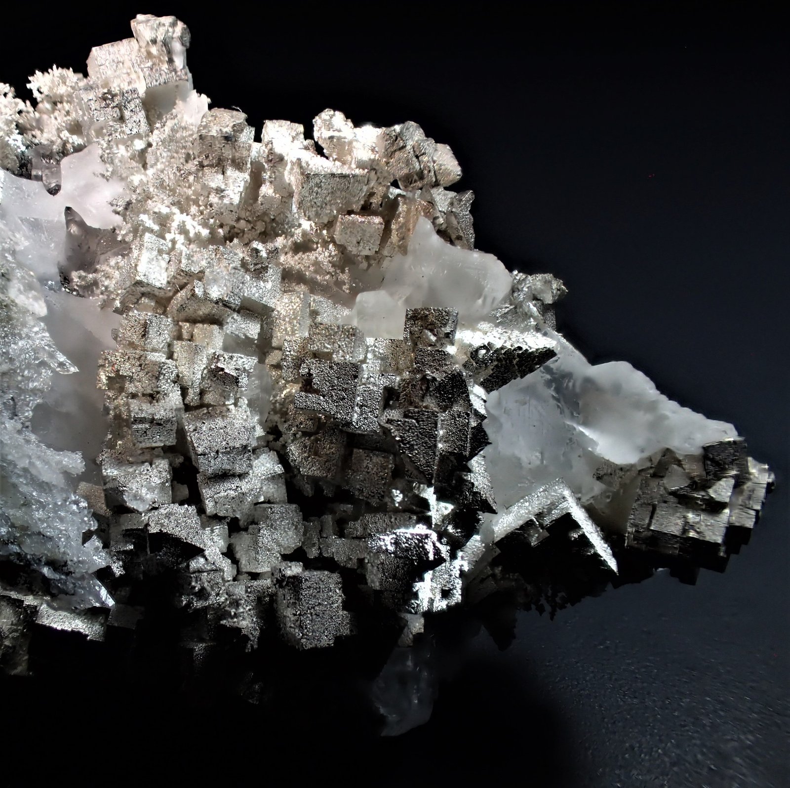 Silver, Calcite
43 mm x 35 mm x 23 mm
(Autor: Don Lum)