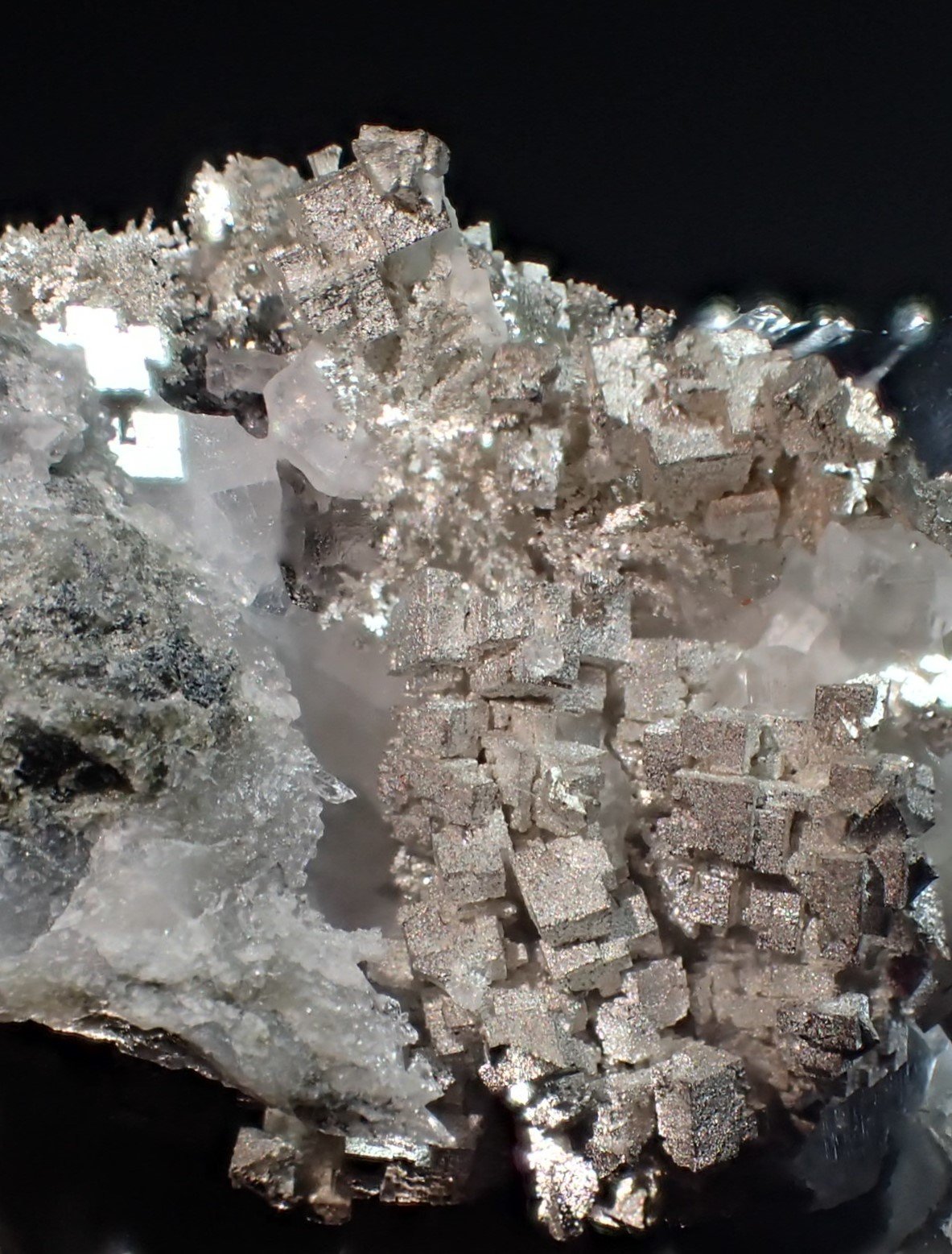Silver, Calcite
43 mm x 35 mm x 23 mm
(Autor: Don Lum)