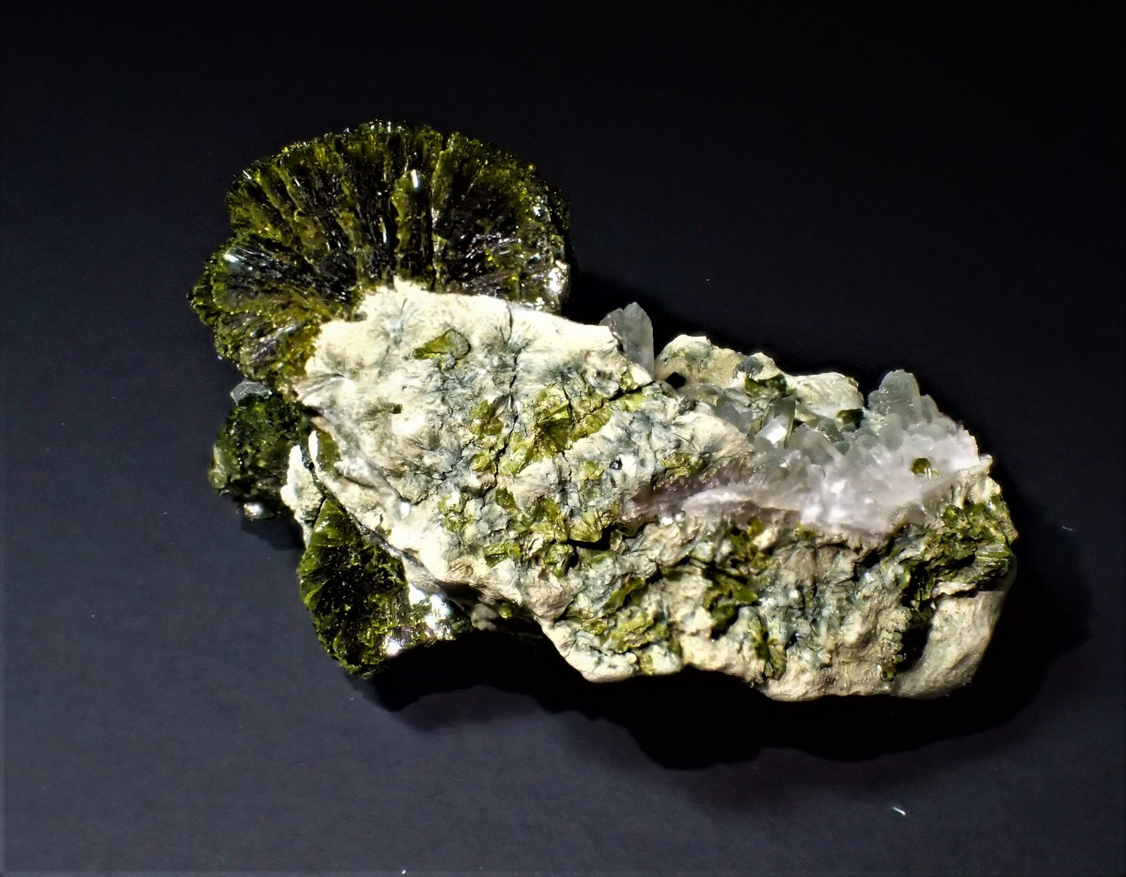 Epidote, Quartz
43 mm x 40 mm x 34 mm
(Autor: Don Lum)