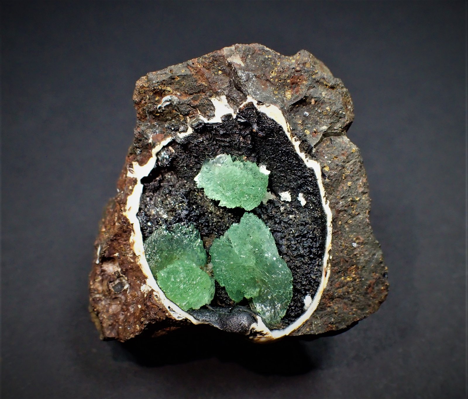 Anapaite
49 mm x 44 mm  x 22 mm
(Autor: Don Lum)