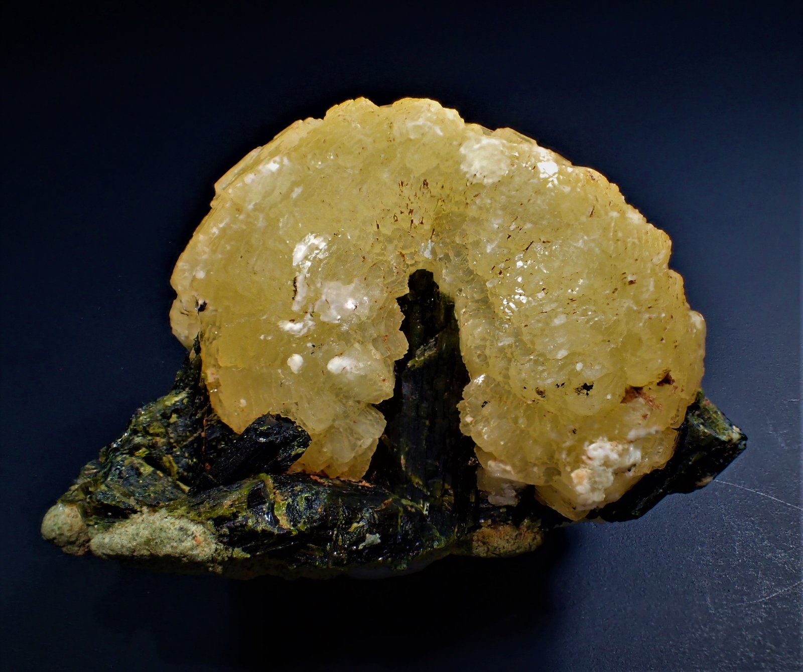 Stilbite-Ca, Epidote
59 mm x 50 mm x 39 mm
(Autor: Don Lum)