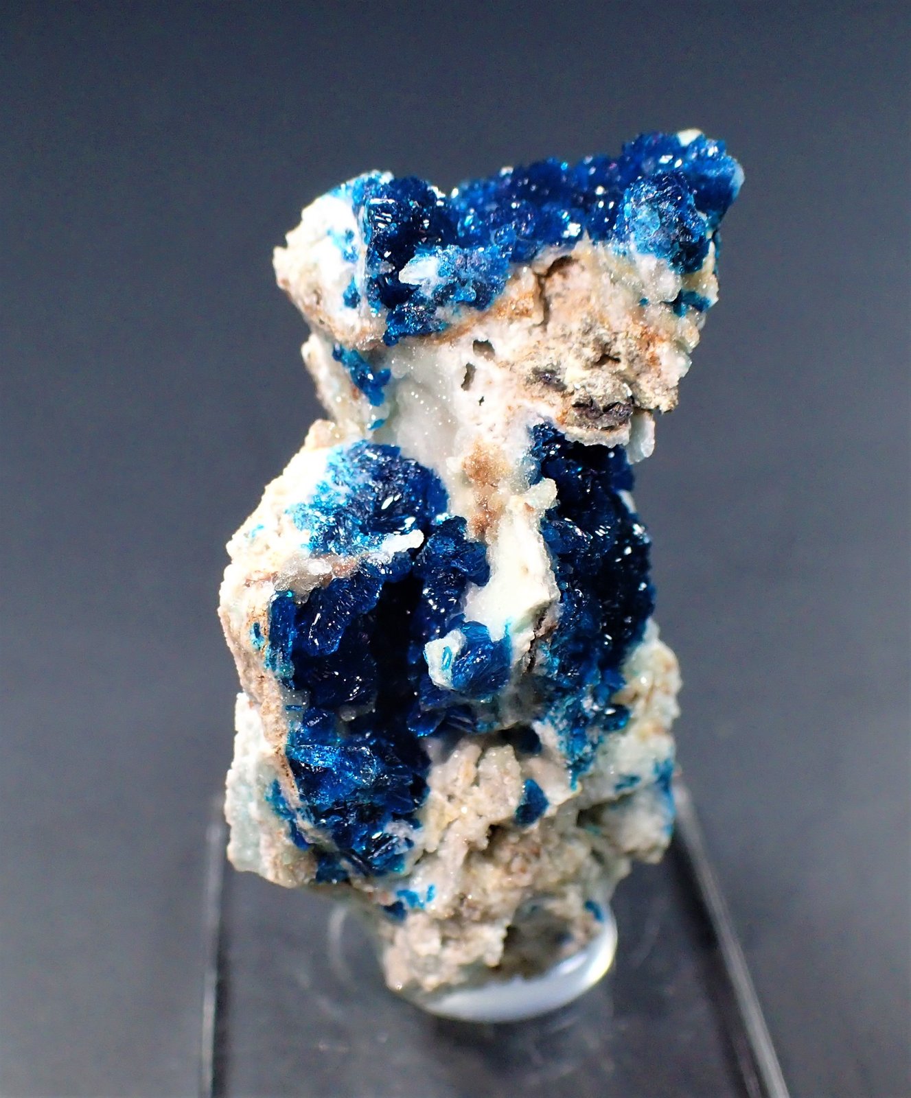 Veszelyite
34 mm x 24 mm x 14 mm
(Autor: Don Lum)