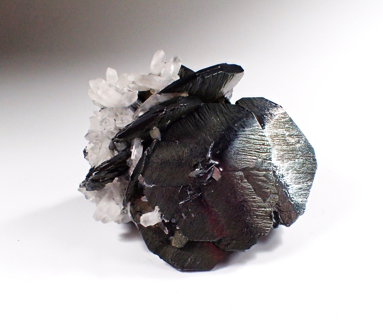 Hematite, Quartz
55 mm x 54 mm x  37 mm
(Autor: Don Lum)