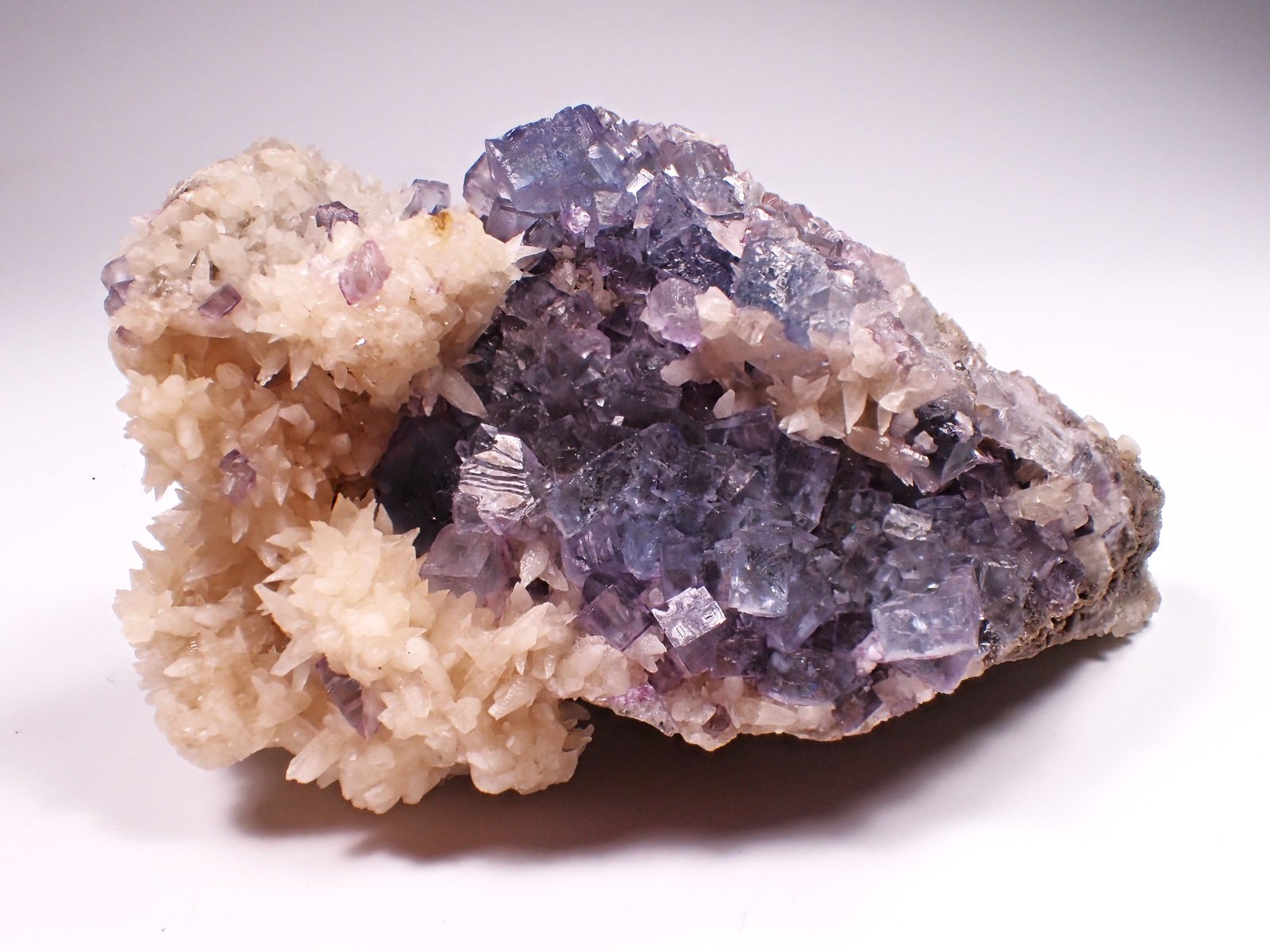 Fluorite, Calcite
94 mm x 62 mm x 48 mm
(Autor: Don Lum)