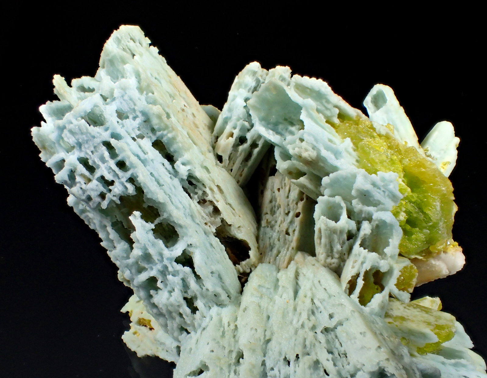 Plumbogummite after Pyromorphite
71 mm x 64 mm x 58 mm
(Autor: Don Lum)
