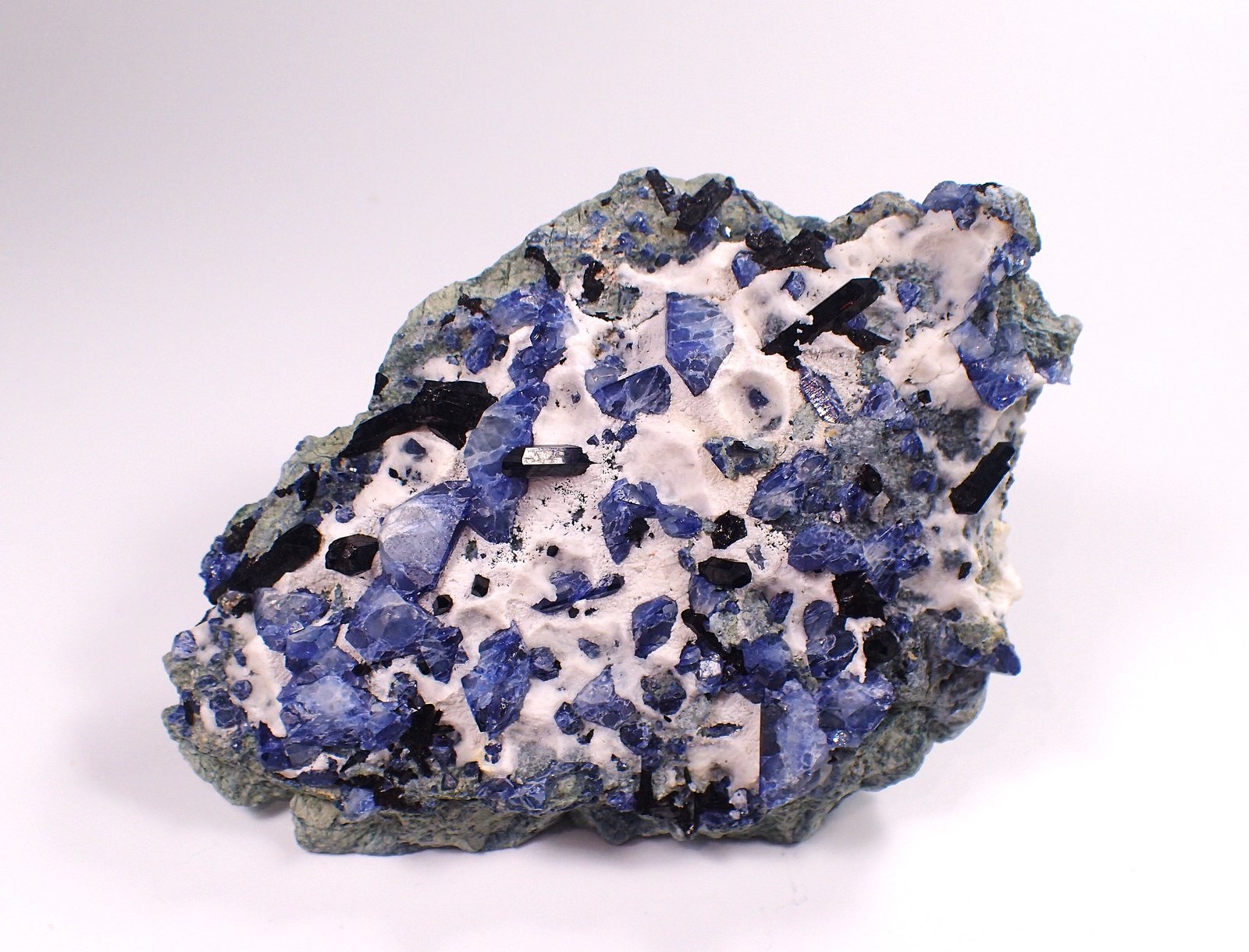 Benitoite, Neptunite, Natrolite
120 mm x 90 mm x 25 mm
(Autor: Don Lum)