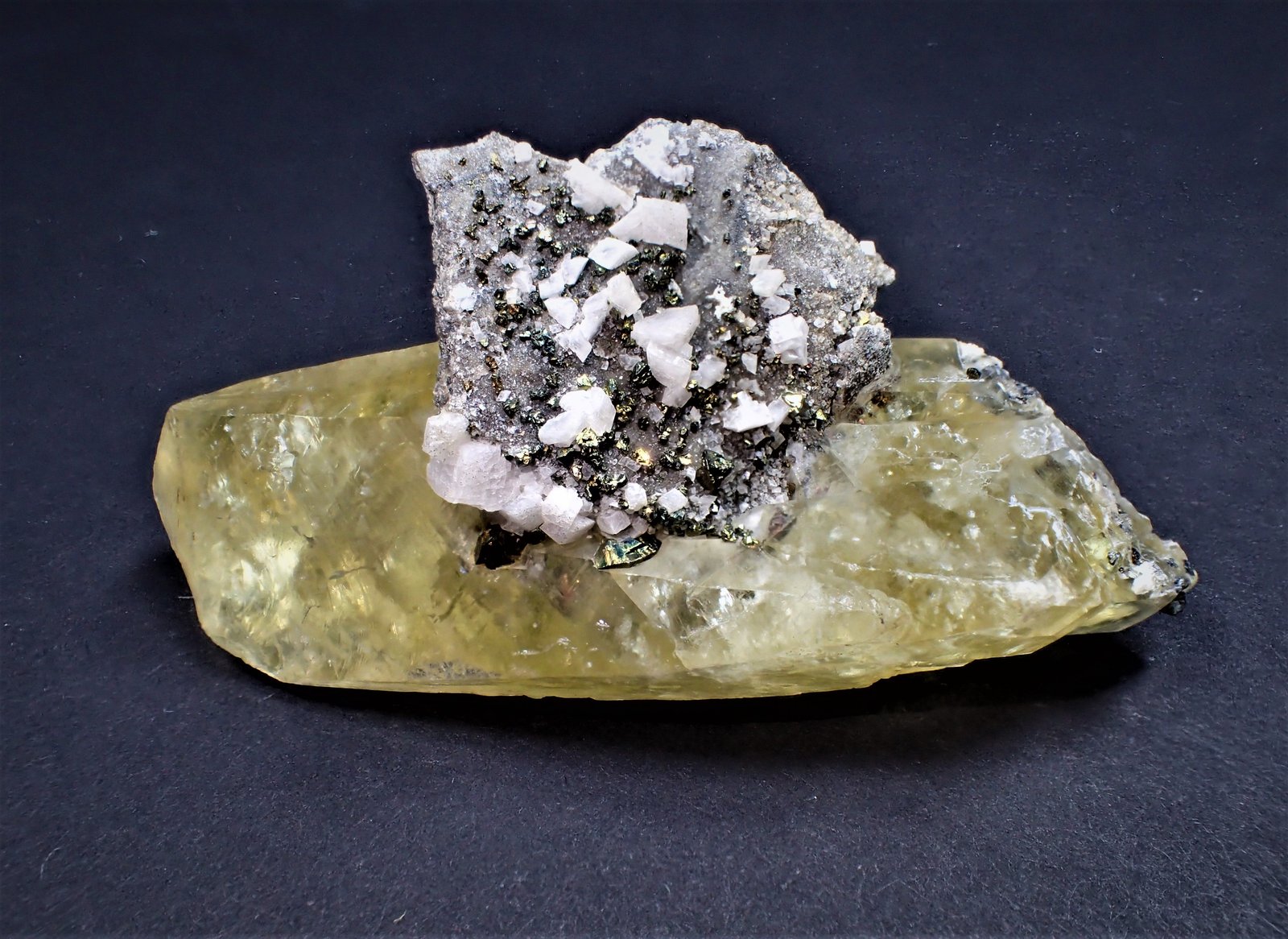 Calcite, Dolomite, Chalcopyrite
62 mm x 30 mm x 22 mm
(Autor: Don Lum)