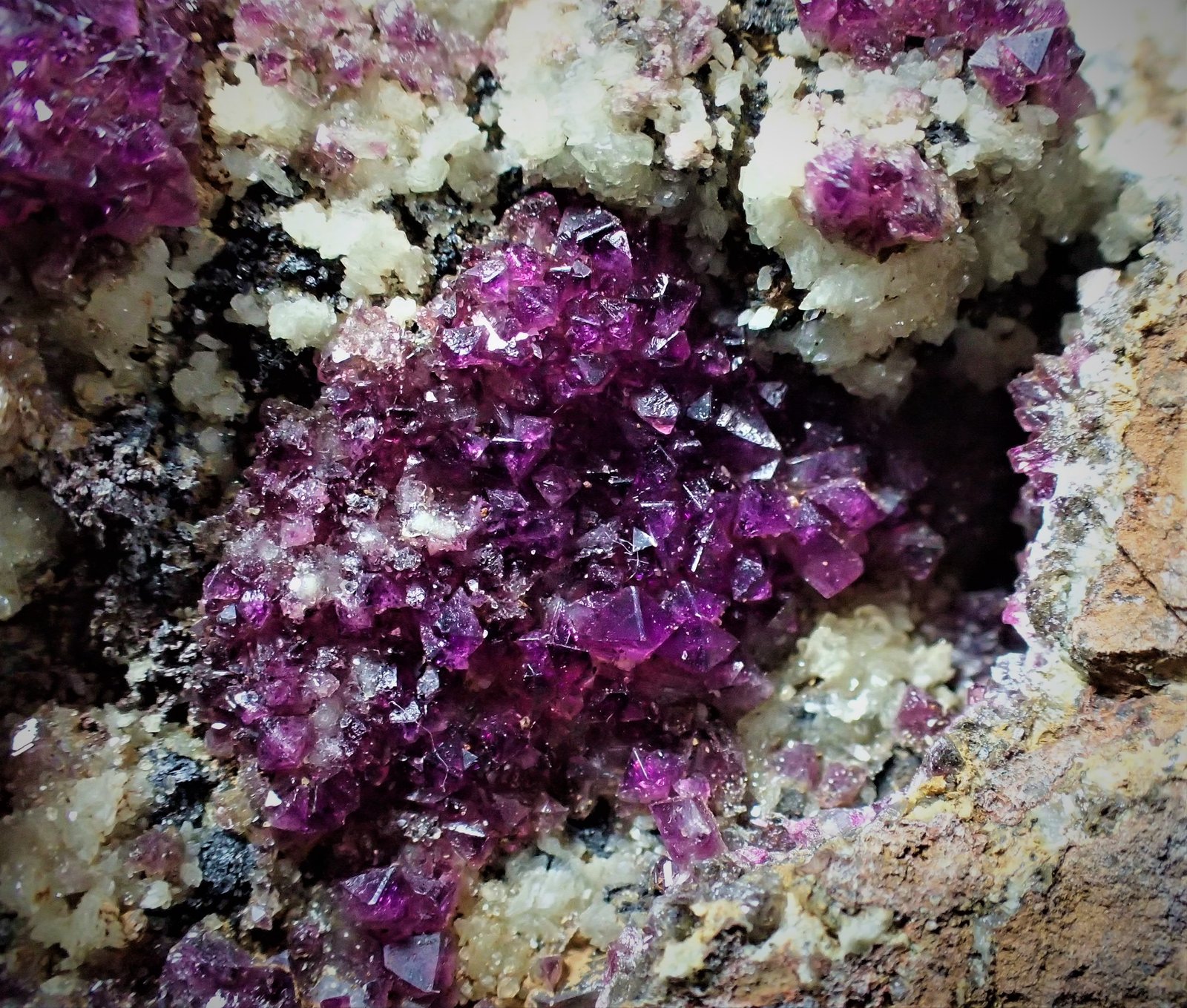 Adamite (variety manganoan)
72 mm x 59 mm x 40 mm
(Autor: Don Lum)
