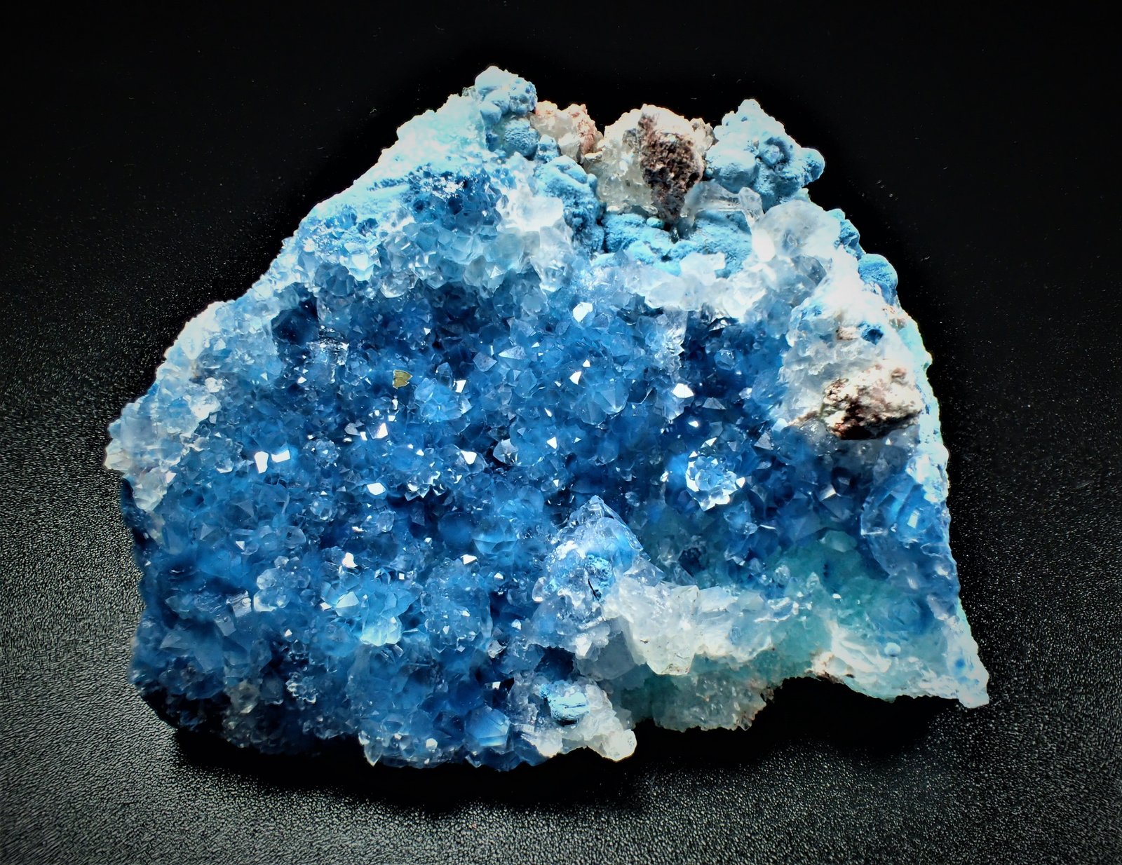 Shattuckite, Quartz, Chrysocolla
52 mm x 40 mm x 18 mm
(Autor: Don Lum)