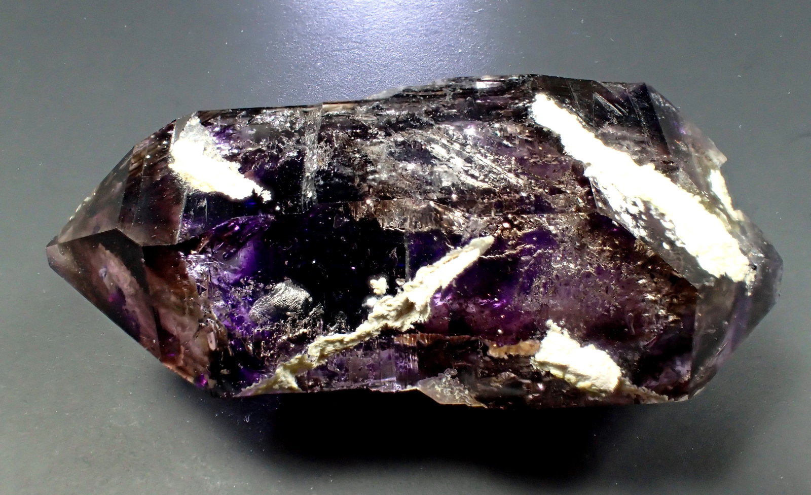Quartz (variety amethyst, variety smoky)
60 mm x 28 mm x 27 mm
(Autor: Don Lum)