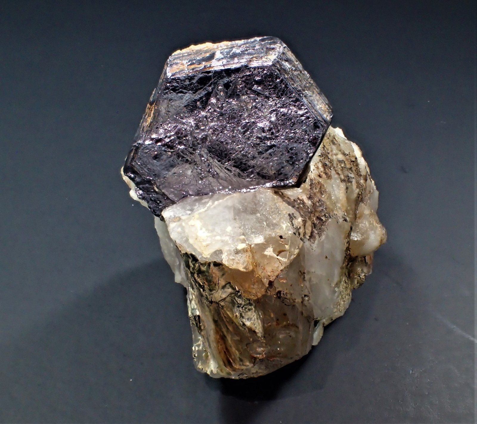 Molybdenite
68 mm x 49 mm x 39 mm
(Autor: Don Lum)