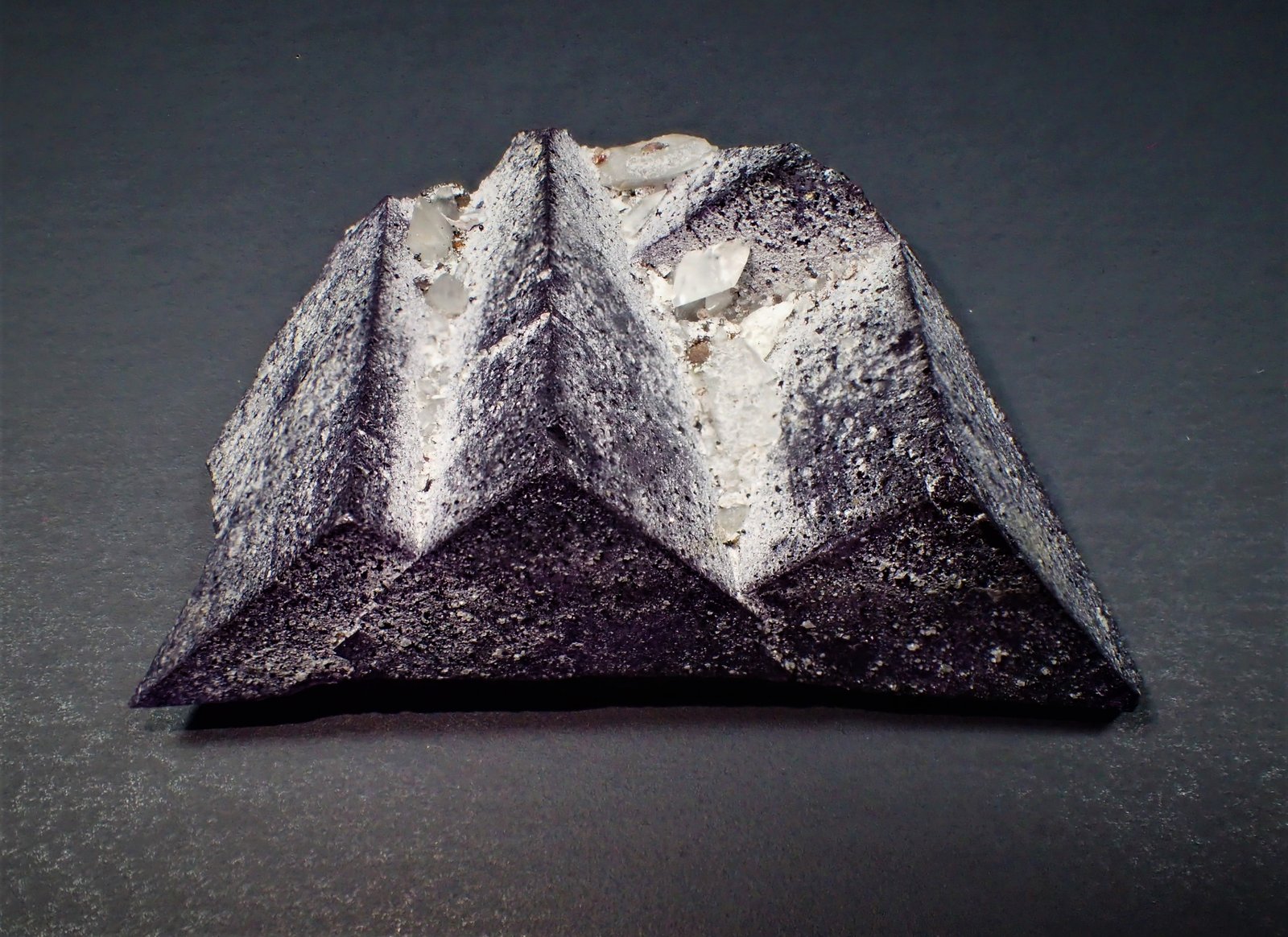 Fluorite, Calcite
57 mm x 19 mm x 33 mm
(Autor: Don Lum)