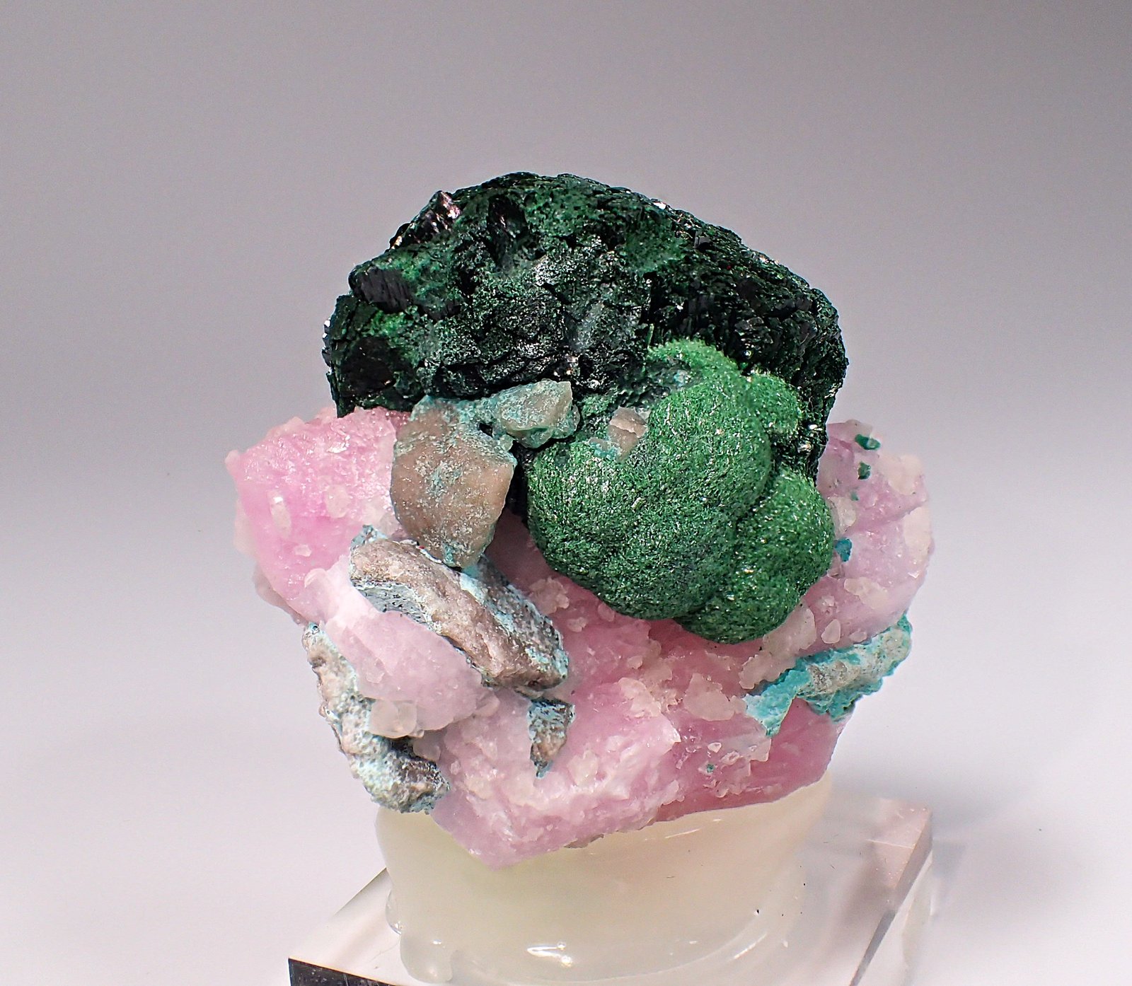 Malachite, Calcite (variety cobalt-bearing), Chrysocolla
40 mm x 40 mm x 30 mm
(Autor: Don Lum)