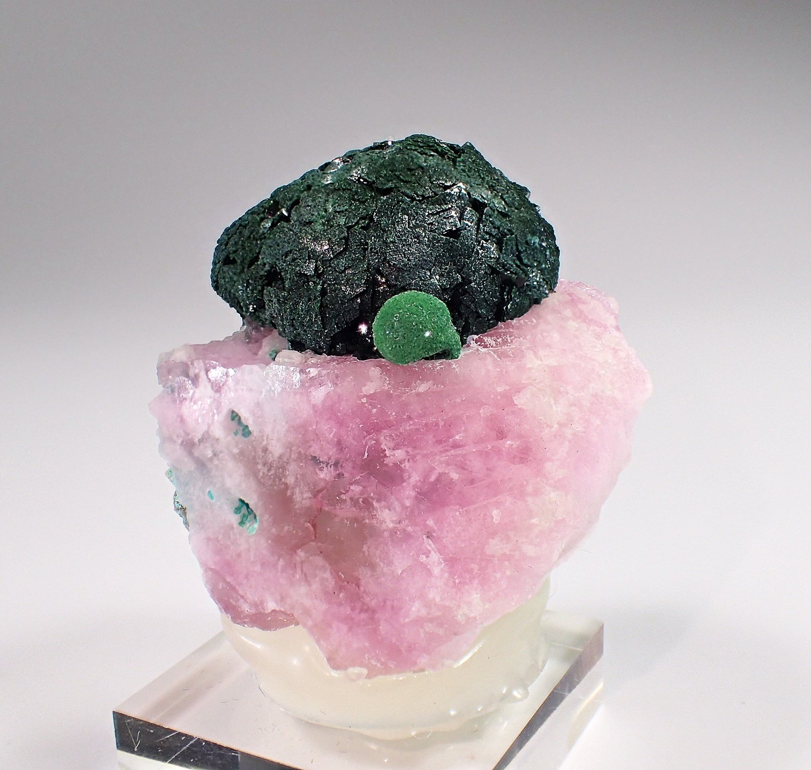 Malachite, Calcite (variety cobalt-bearing), Chrysocolla
40 mm x 40 mm x 30 mm
(Autor: Don Lum)