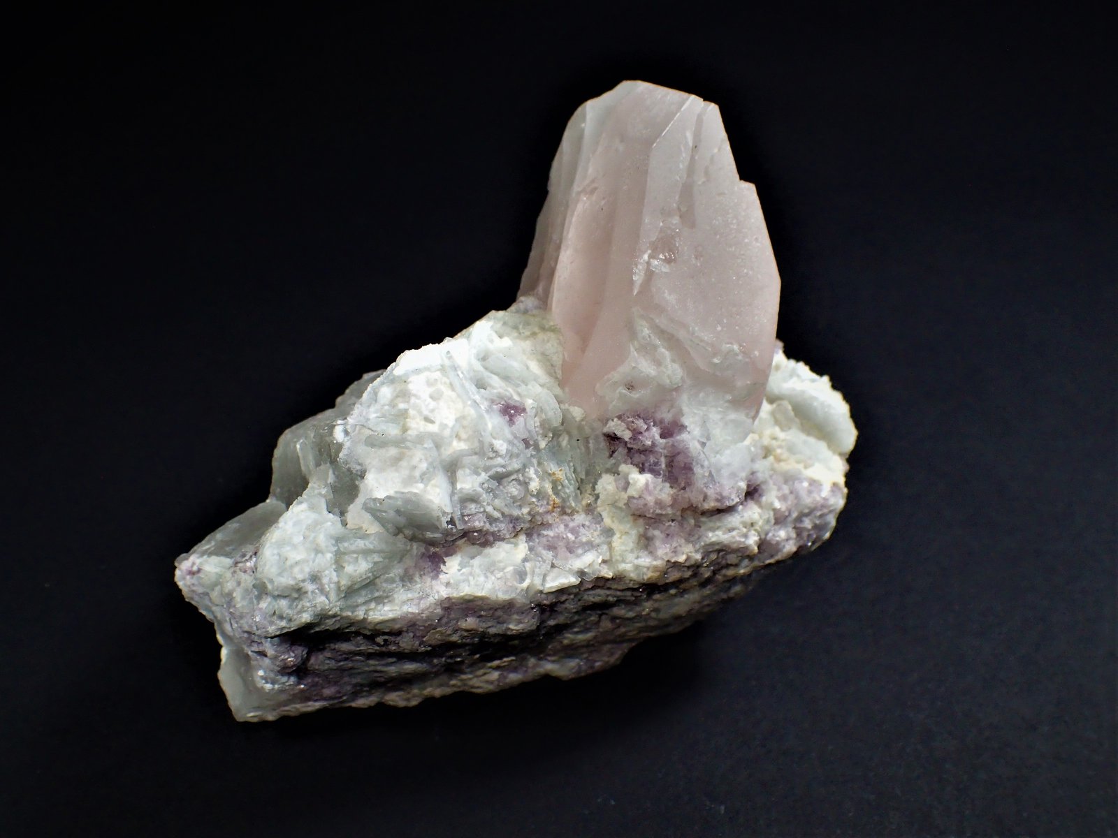 Beryl (variety morganite), Quartz, Lepidolite, Albite
89 mm x 78 mm x 32 mm
(Autor: Don Lum)