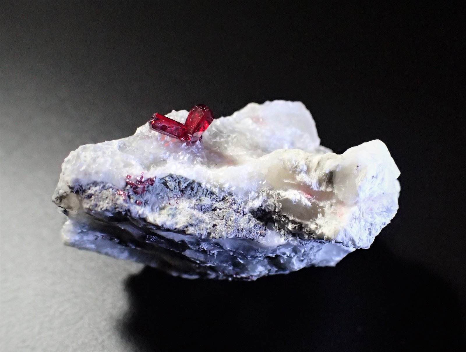 Proustite, Calcite
46 mm x 34 mm x 23 mm
(Autor: Don Lum)