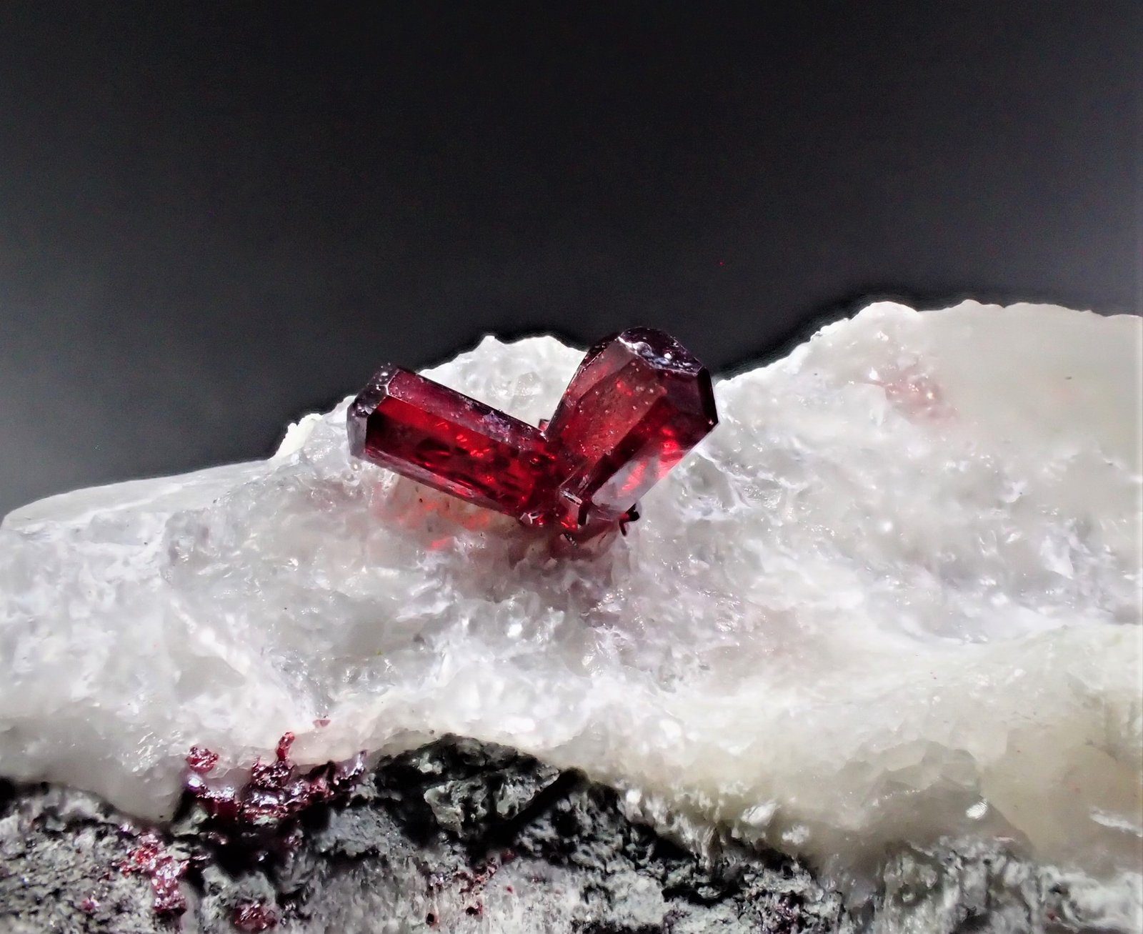 Proustite, Calcite
46 mm x 34 mm x 23 mm
(Autor: Don Lum)